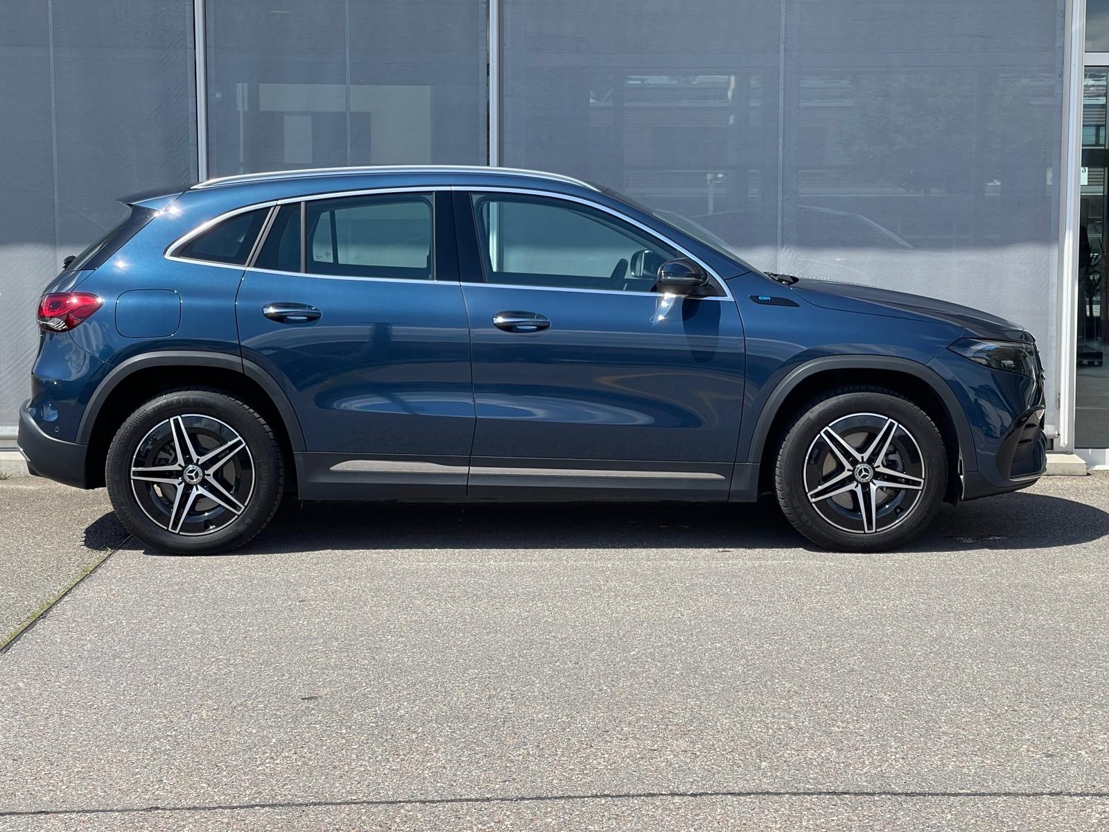 MERCEDES-BENZ EQA 300 AMG Line 4Matic-image-2