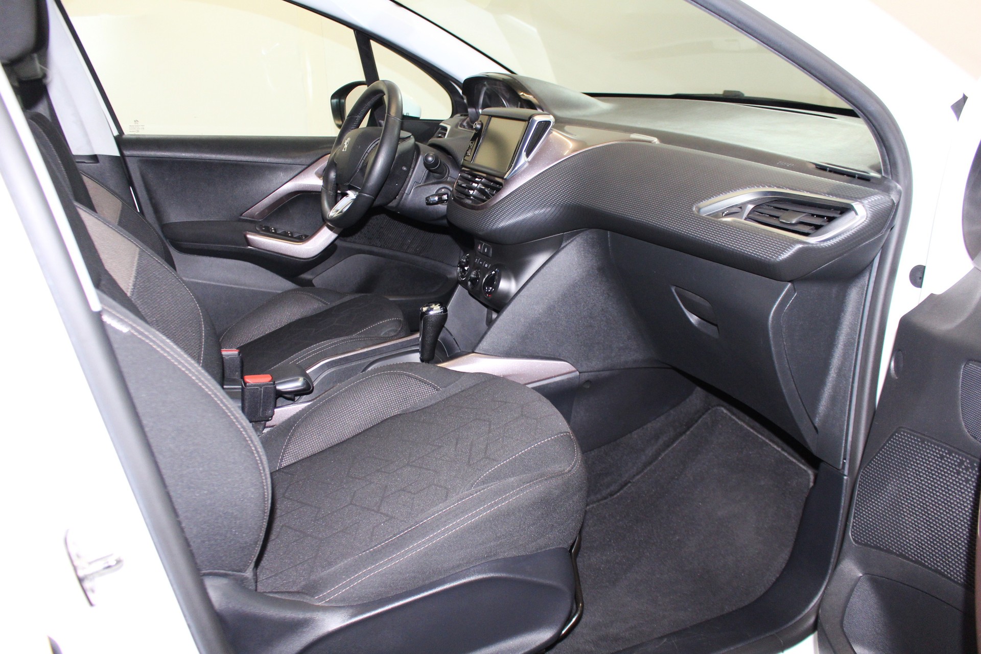 PEUGEOT 2008 1.6 VTi Active-image-10