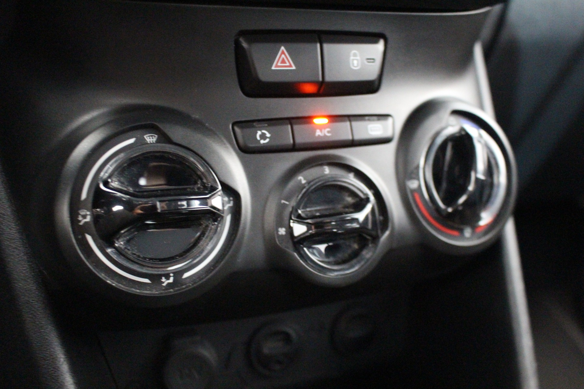 PEUGEOT 2008 1.6 VTi Active-image-18