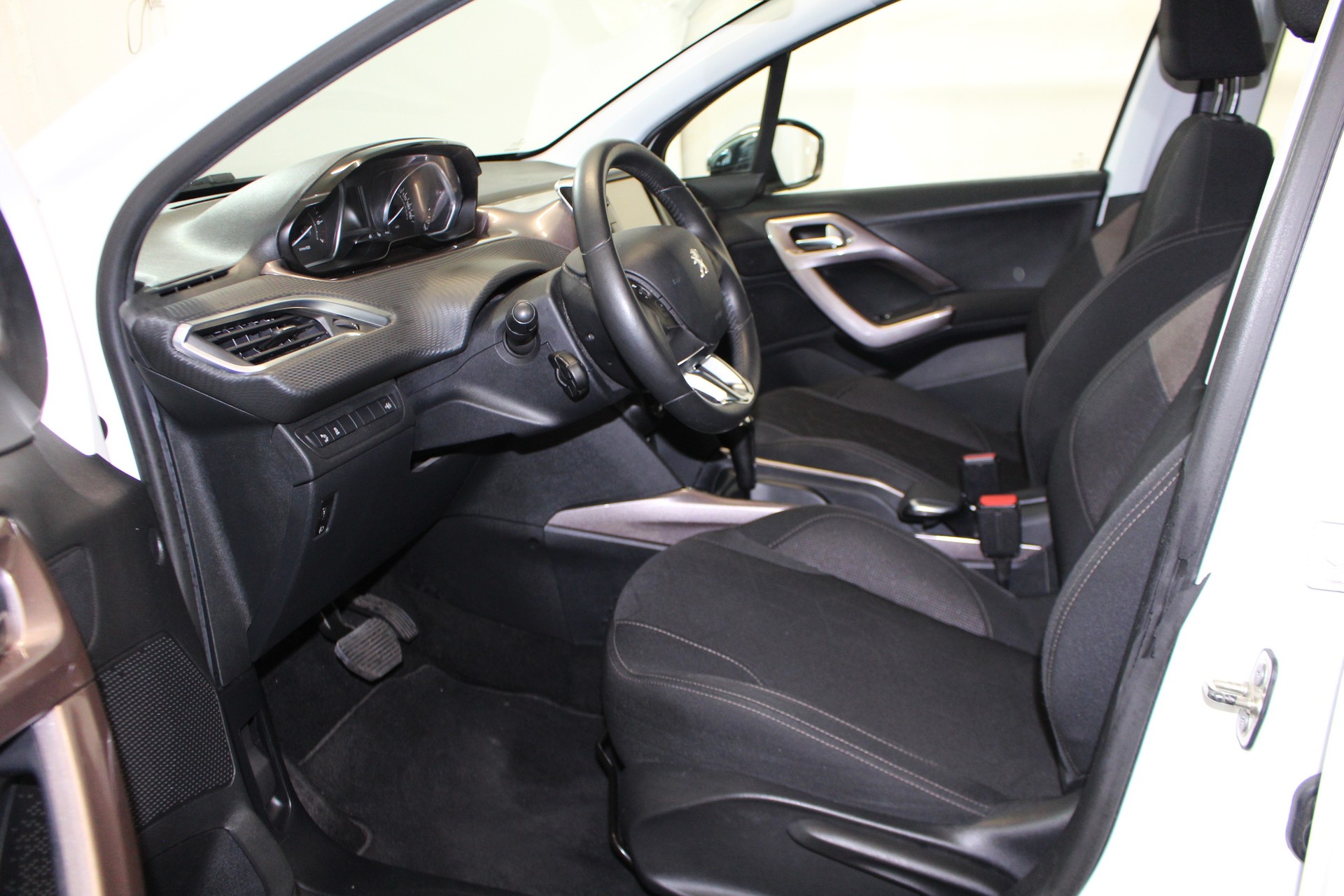 PEUGEOT 2008 1.6 VTi Active-image-6