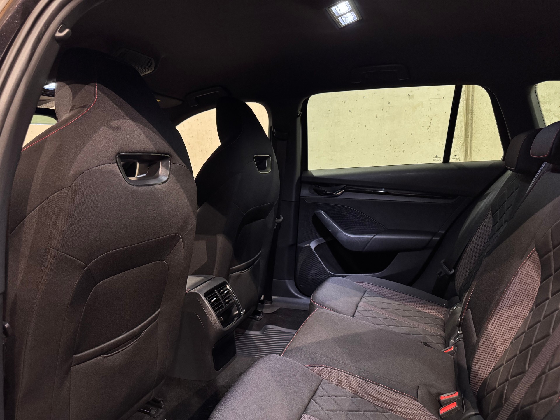 SKODA Octavia Combi 2.0 TDI DSG RS 4x4 || CH-FZG || AHK || TRAVEL ASSIST-image-29