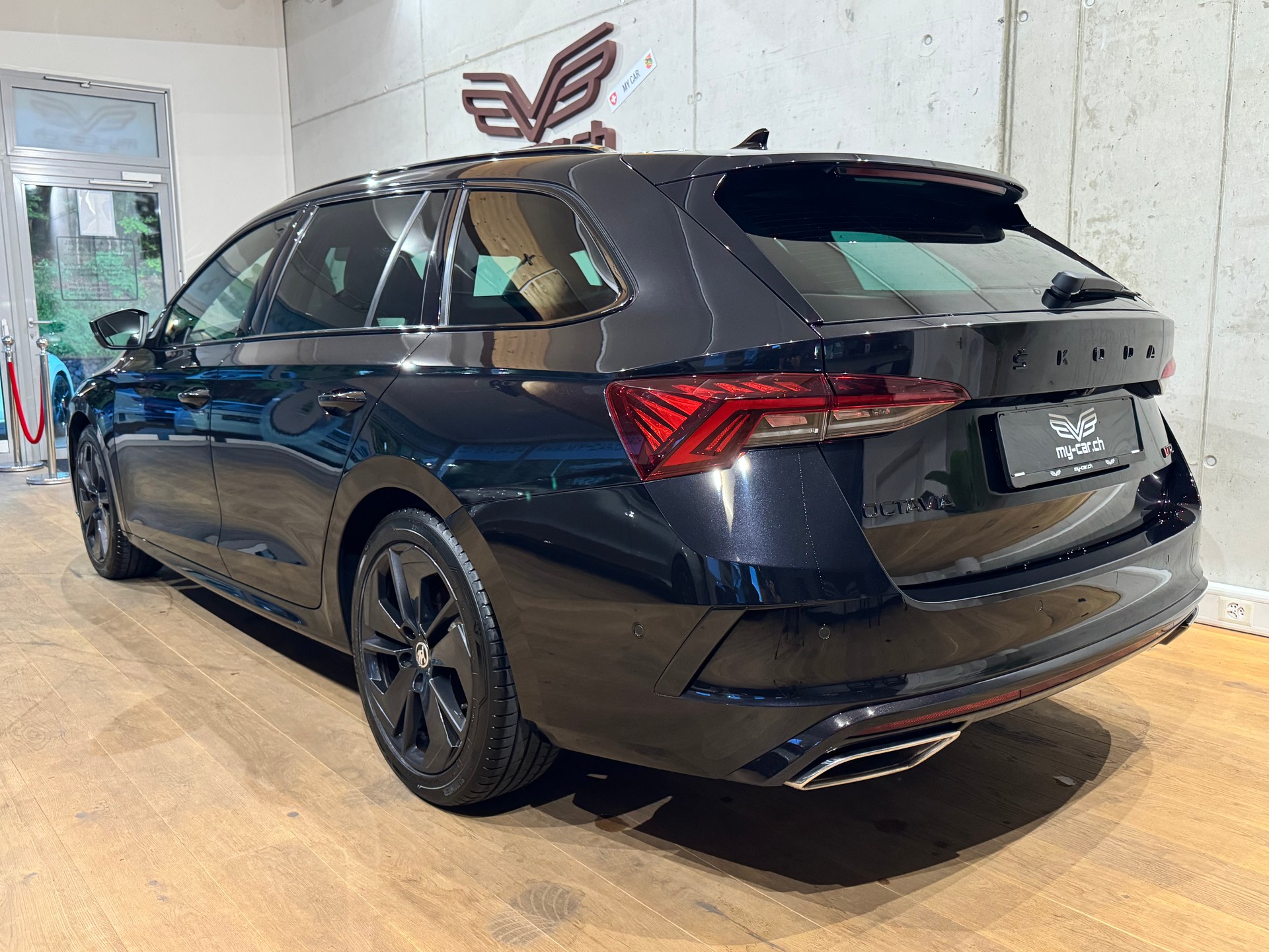 SKODA Octavia Combi 2.0 TDI DSG RS 4x4 || CH-FZG || AHK || TRAVEL ASSIST-image-7