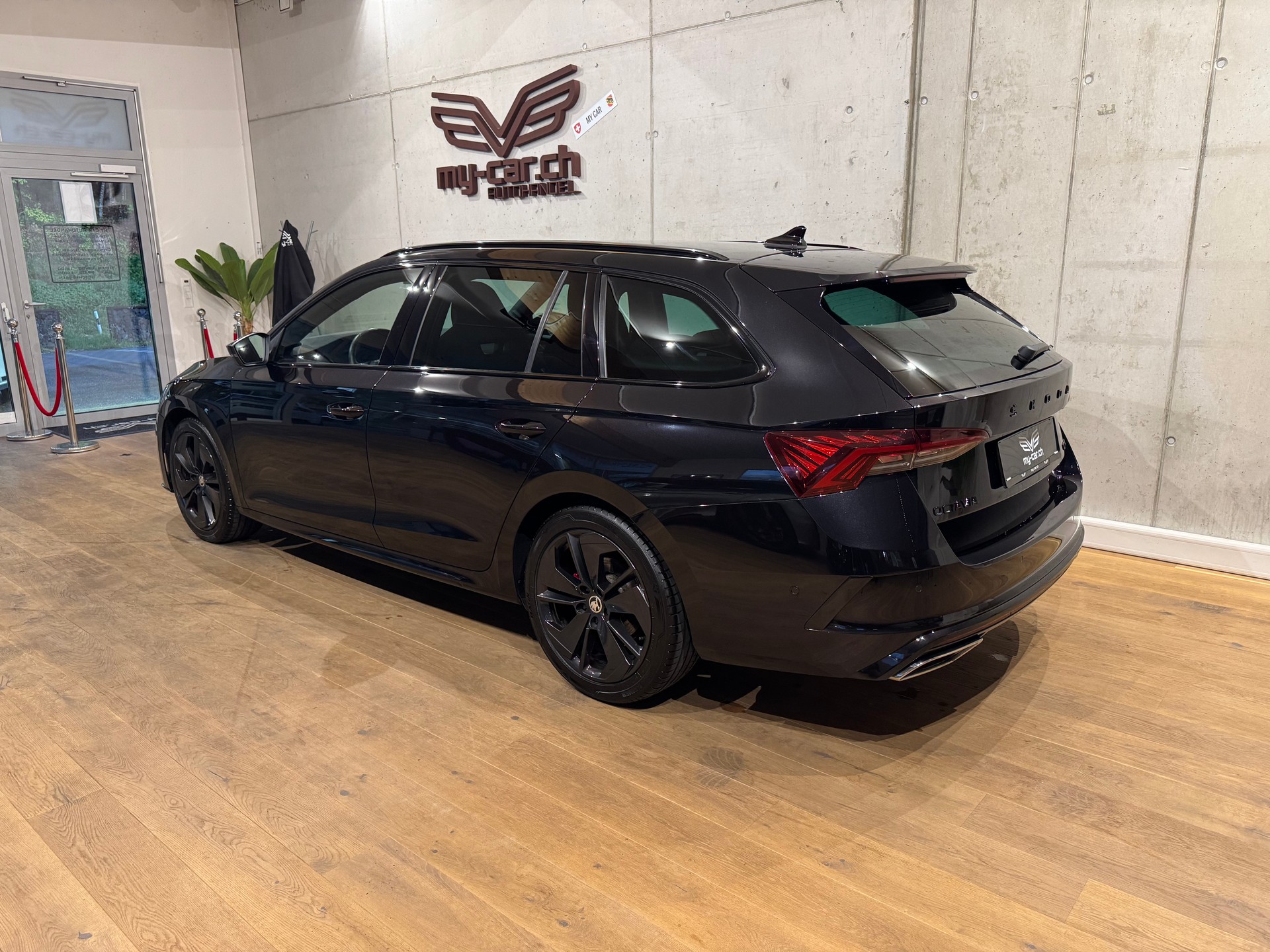 SKODA Octavia Combi 2.0 TDI DSG RS 4x4 || CH-FZG || AHK || TRAVEL ASSIST-image-9