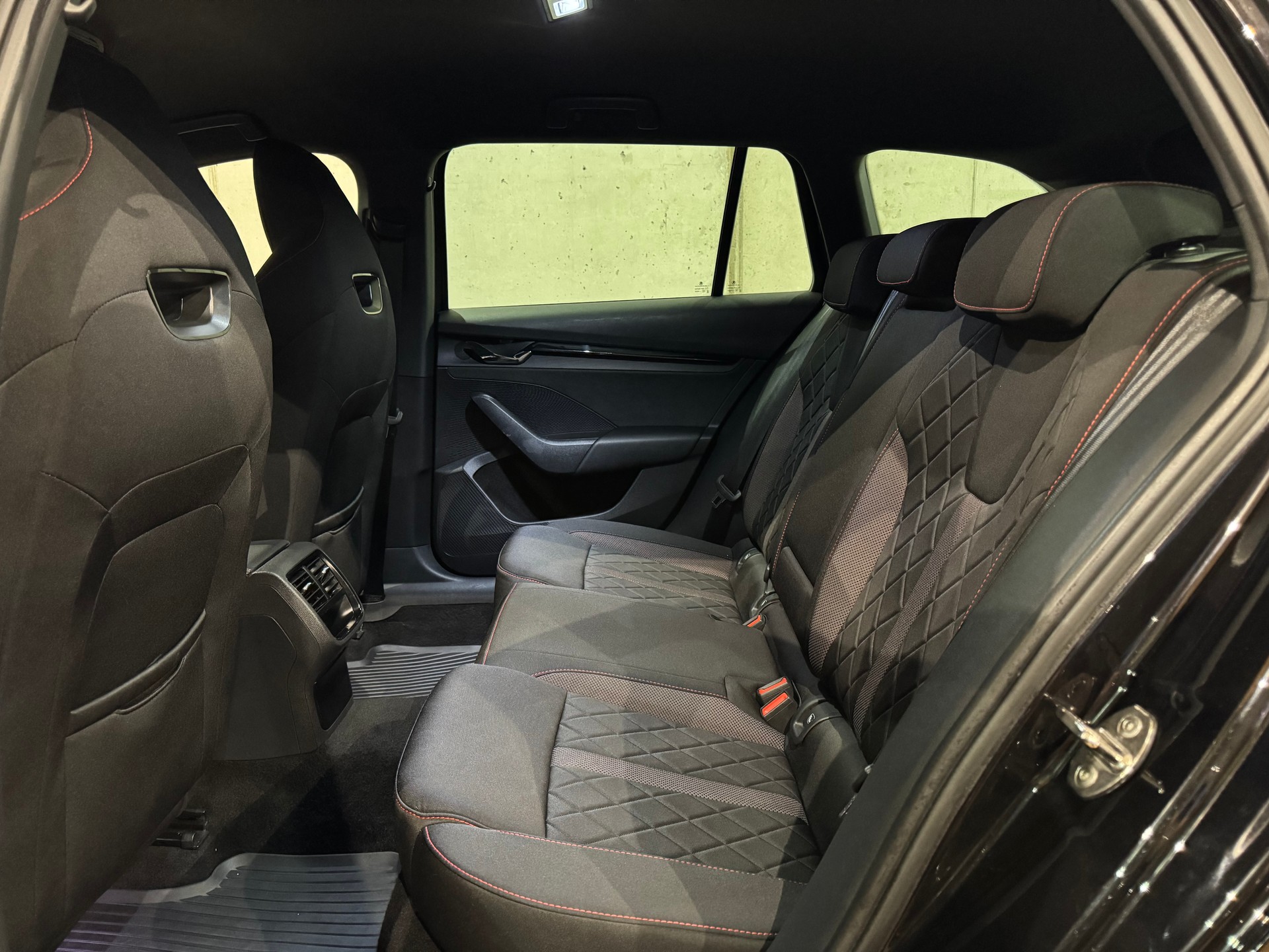 SKODA Octavia Combi 2.0 TDI DSG RS 4x4 || CH-FZG || AHK || TRAVEL ASSIST-image-28