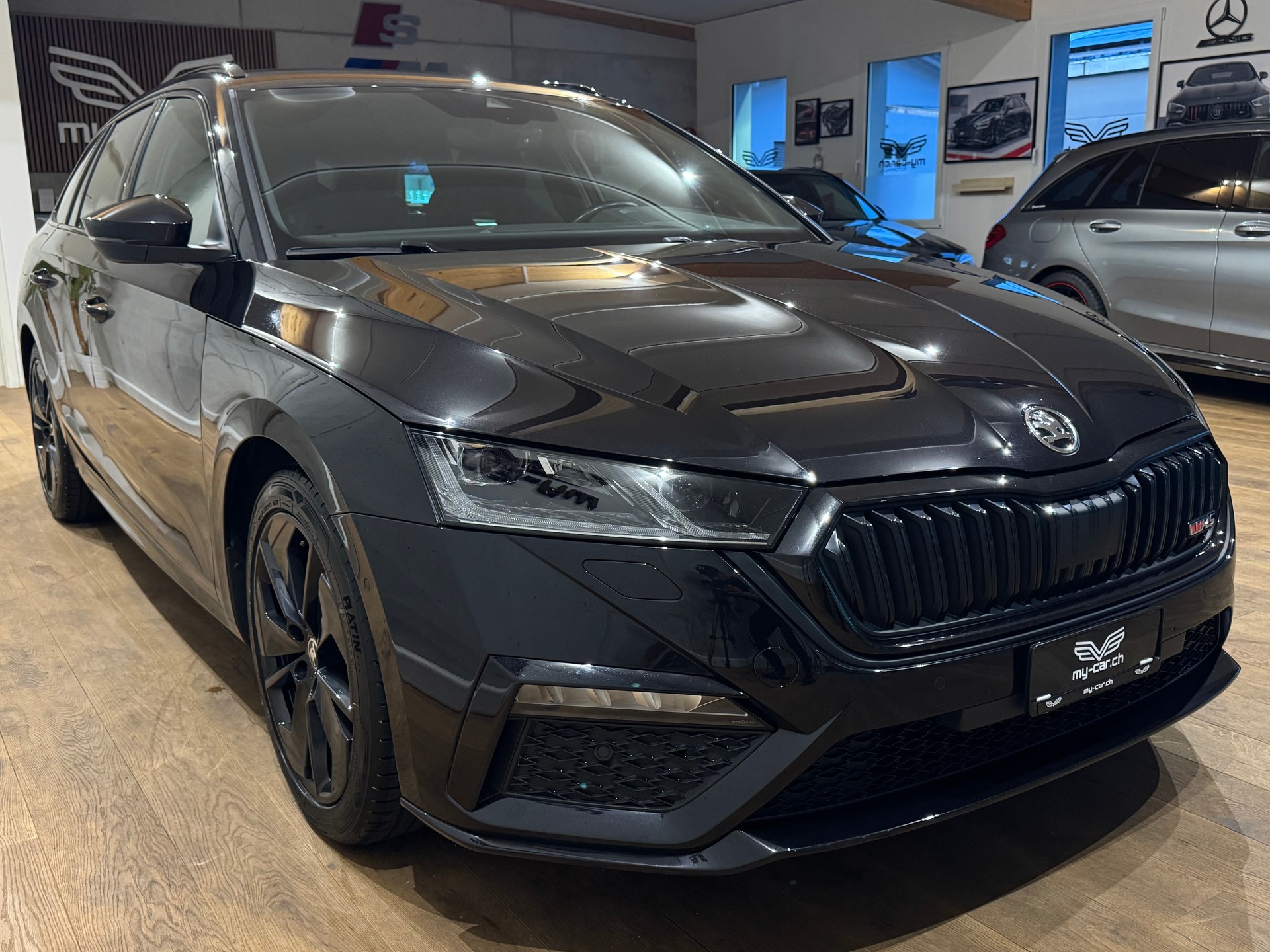 SKODA Octavia Combi 2.0 TDI DSG RS 4x4 || CH-FZG || AHK || TRAVEL ASSIST-image-15