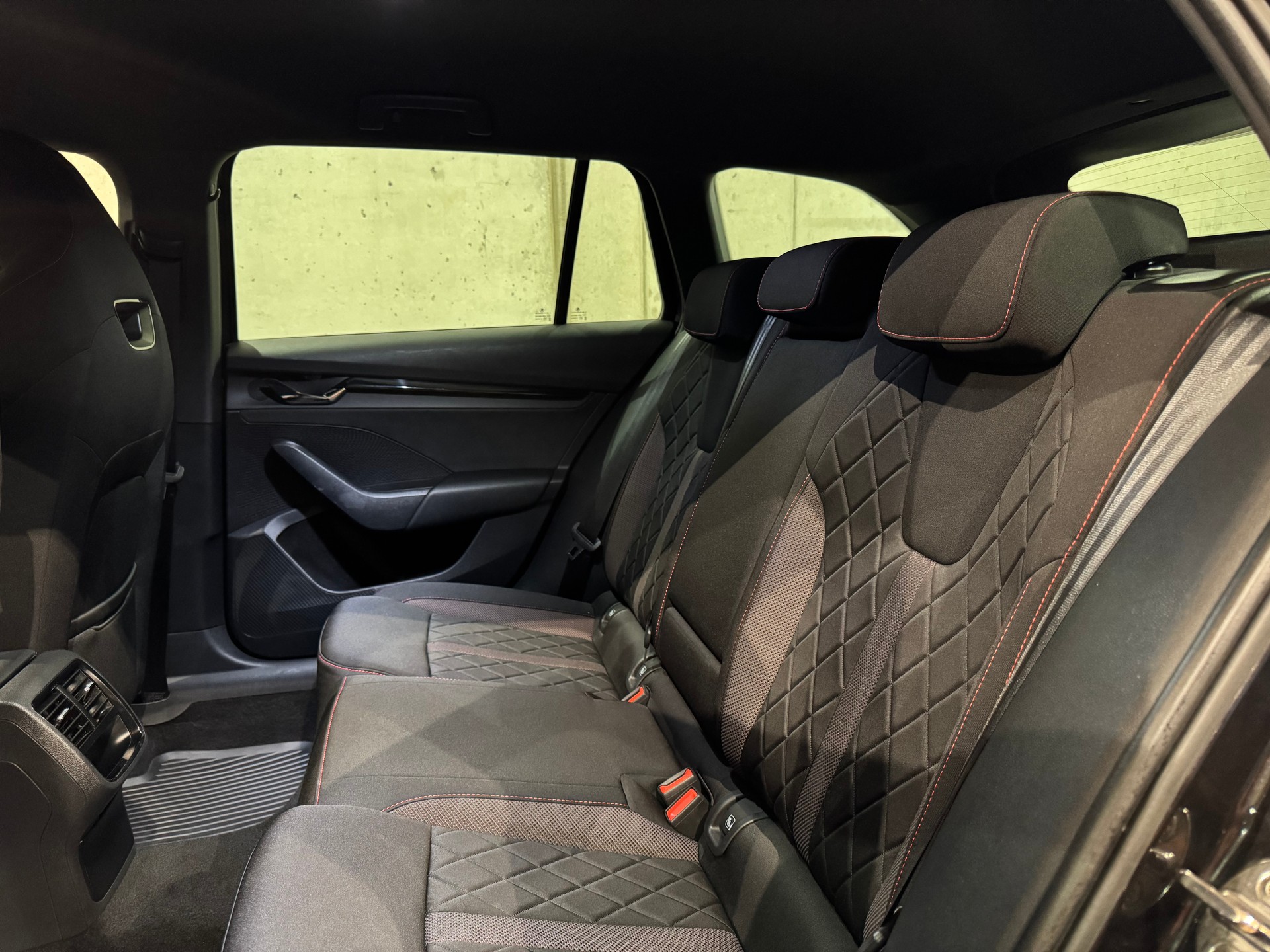 SKODA Octavia Combi 2.0 TDI DSG RS 4x4 || CH-FZG || AHK || TRAVEL ASSIST-image-30