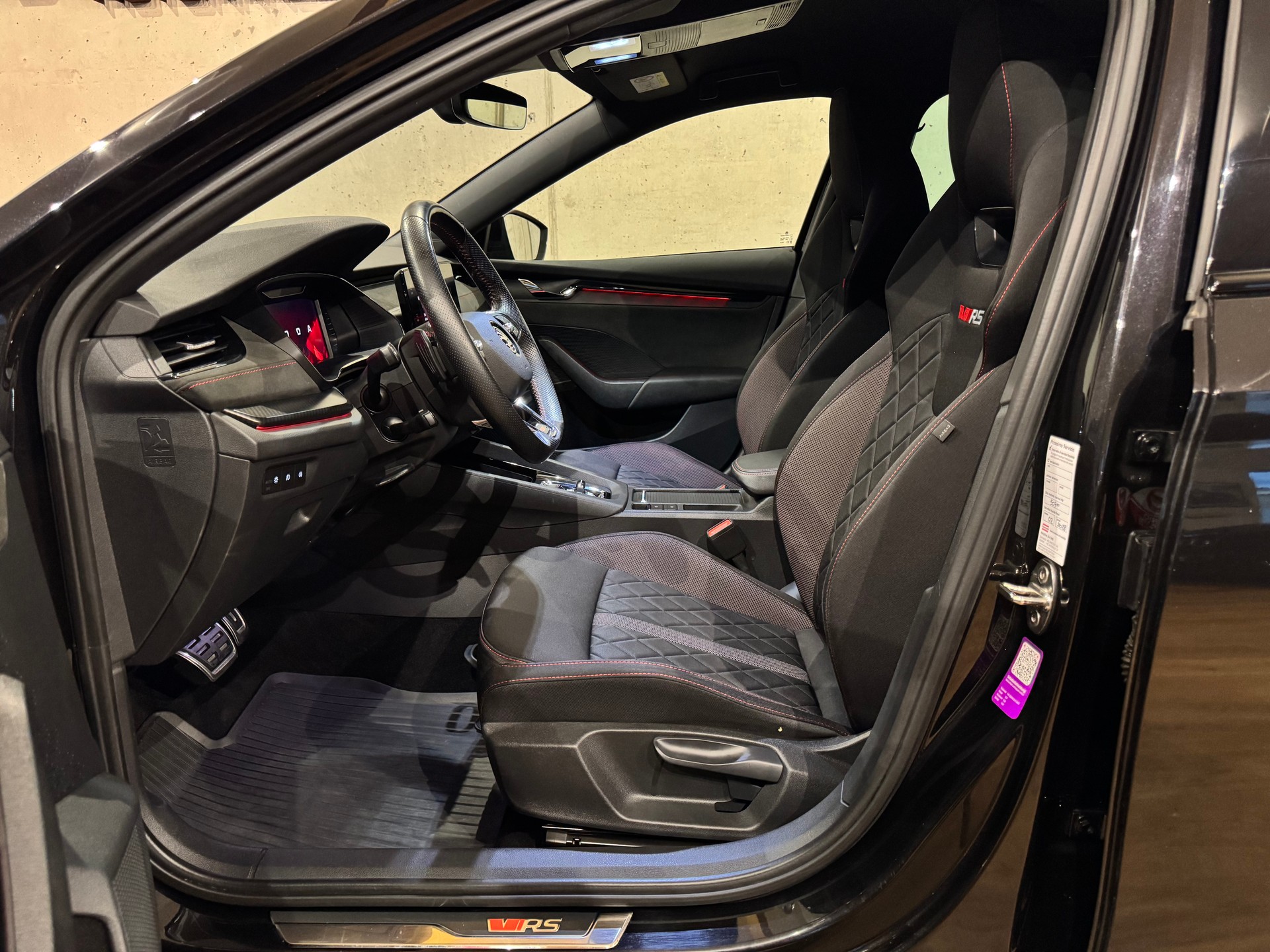 SKODA Octavia Combi 2.0 TDI DSG RS 4x4 || CH-FZG || AHK || TRAVEL ASSIST-image-19