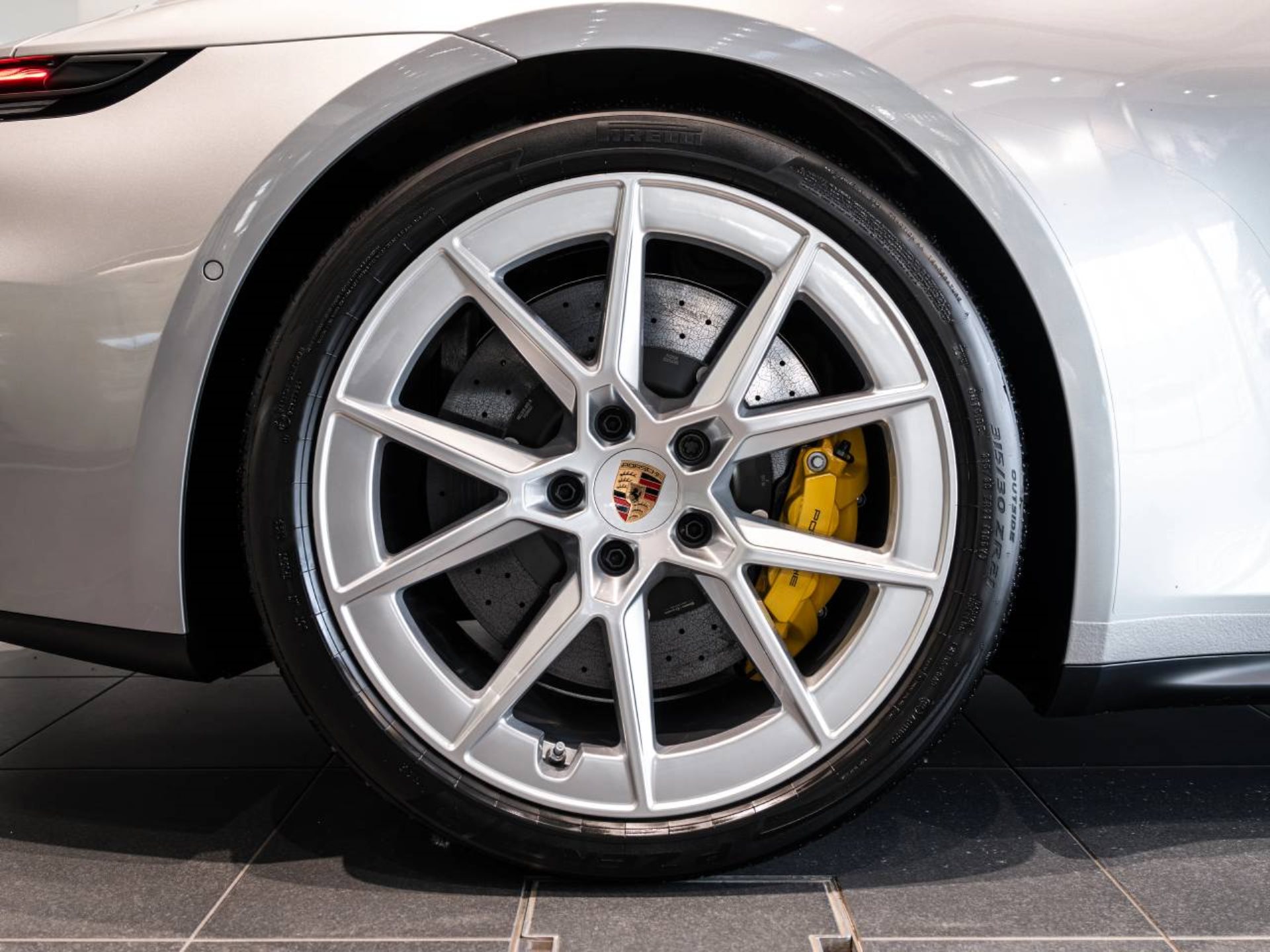 PORSCHE 911 Carrera 4 GTS-image-29