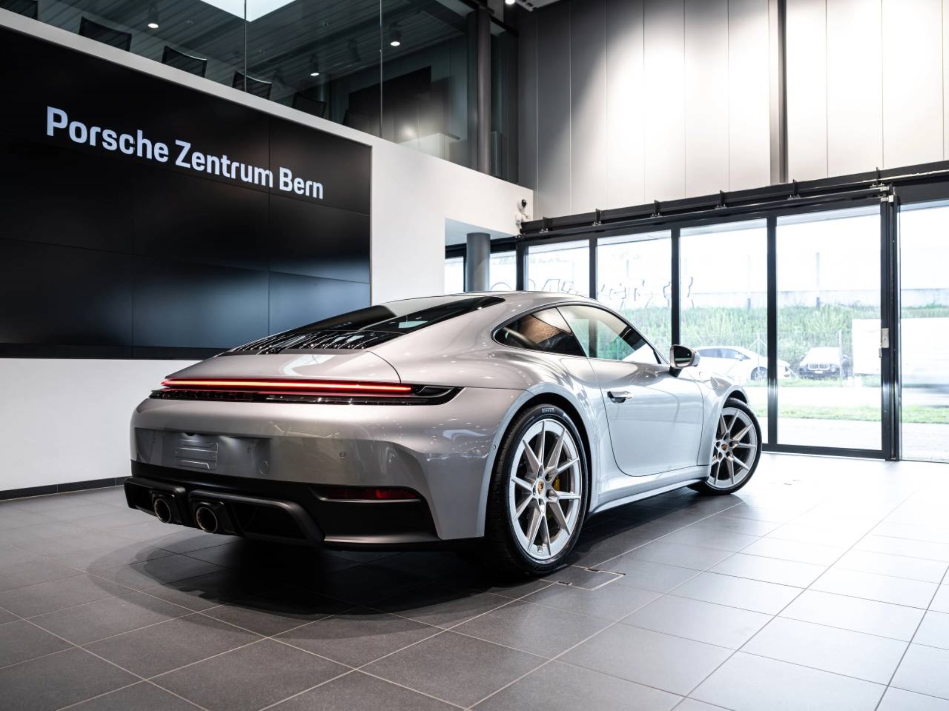 PORSCHE 911 Carrera 4 GTS-image-2