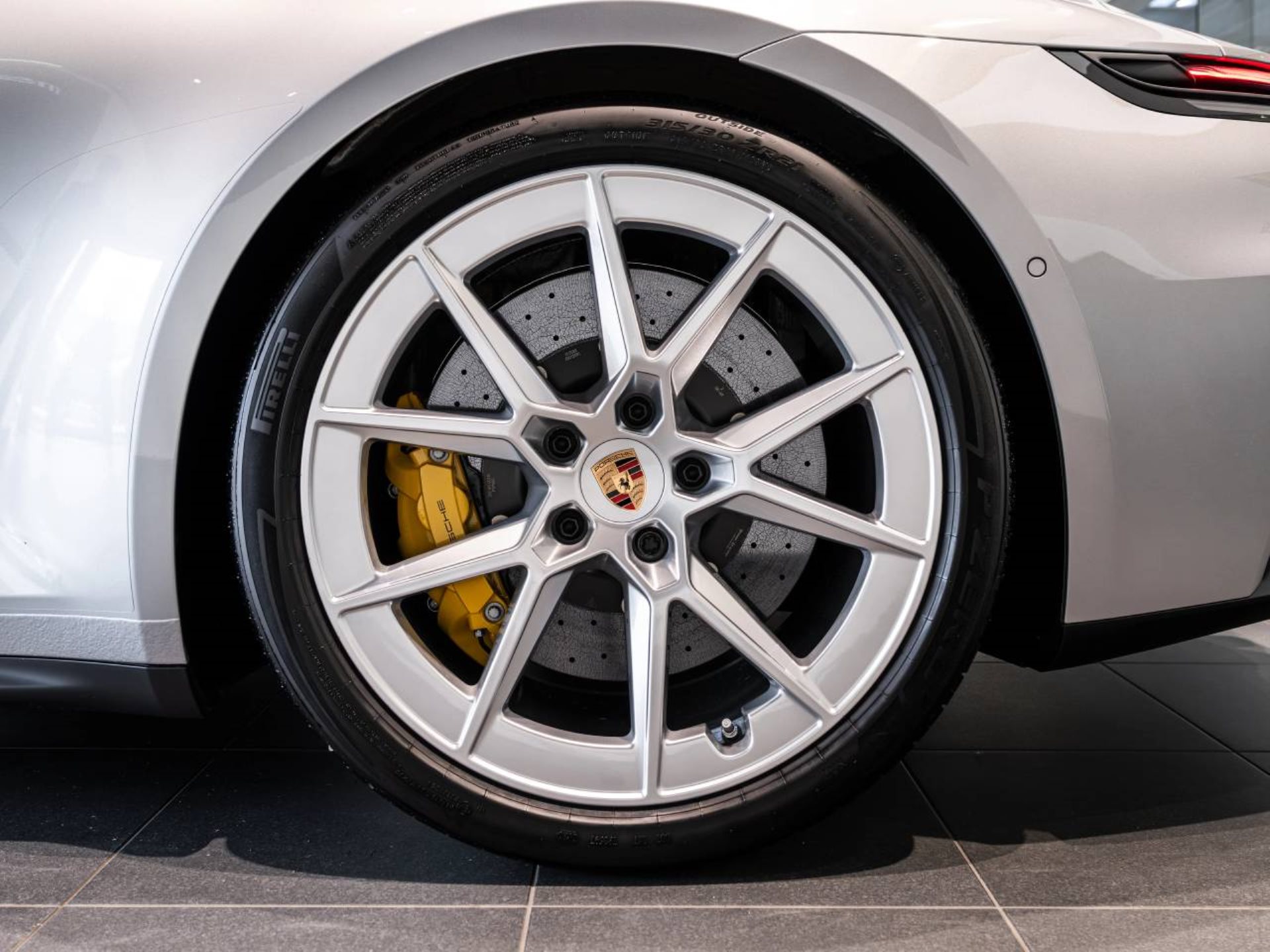 PORSCHE 911 Carrera 4 GTS-image-28