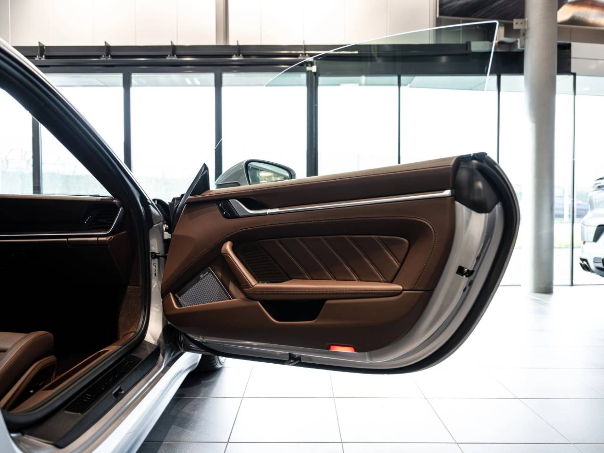 PORSCHE 911 Carrera 4 GTS-image-19