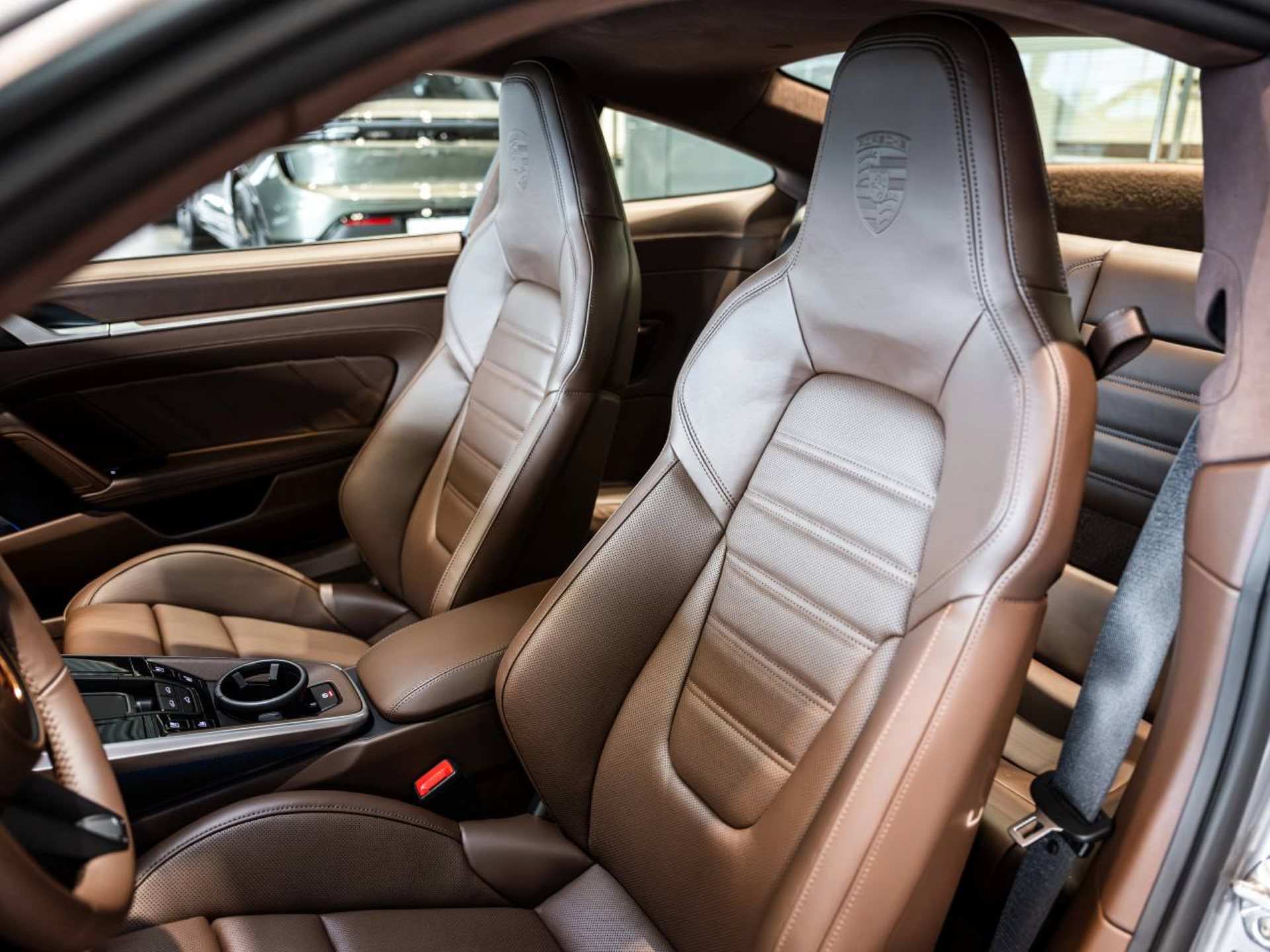 PORSCHE 911 Carrera 4 GTS-image-4