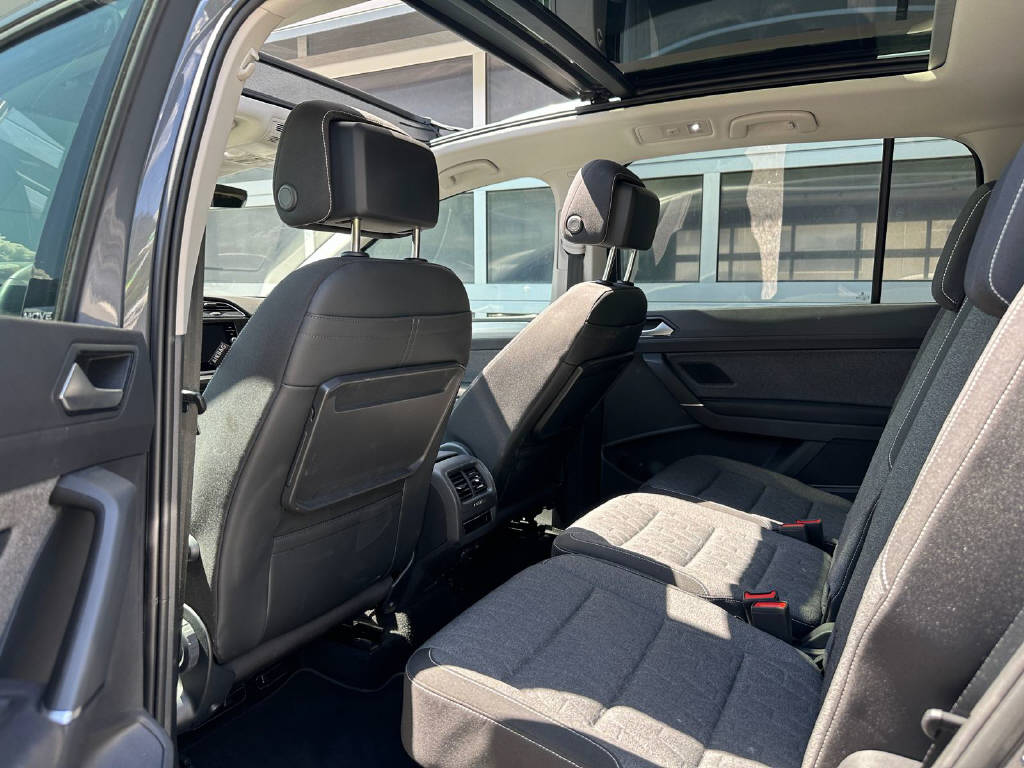 VW Touran 1.5 TSI R-Line DSG 7 Places-image-7