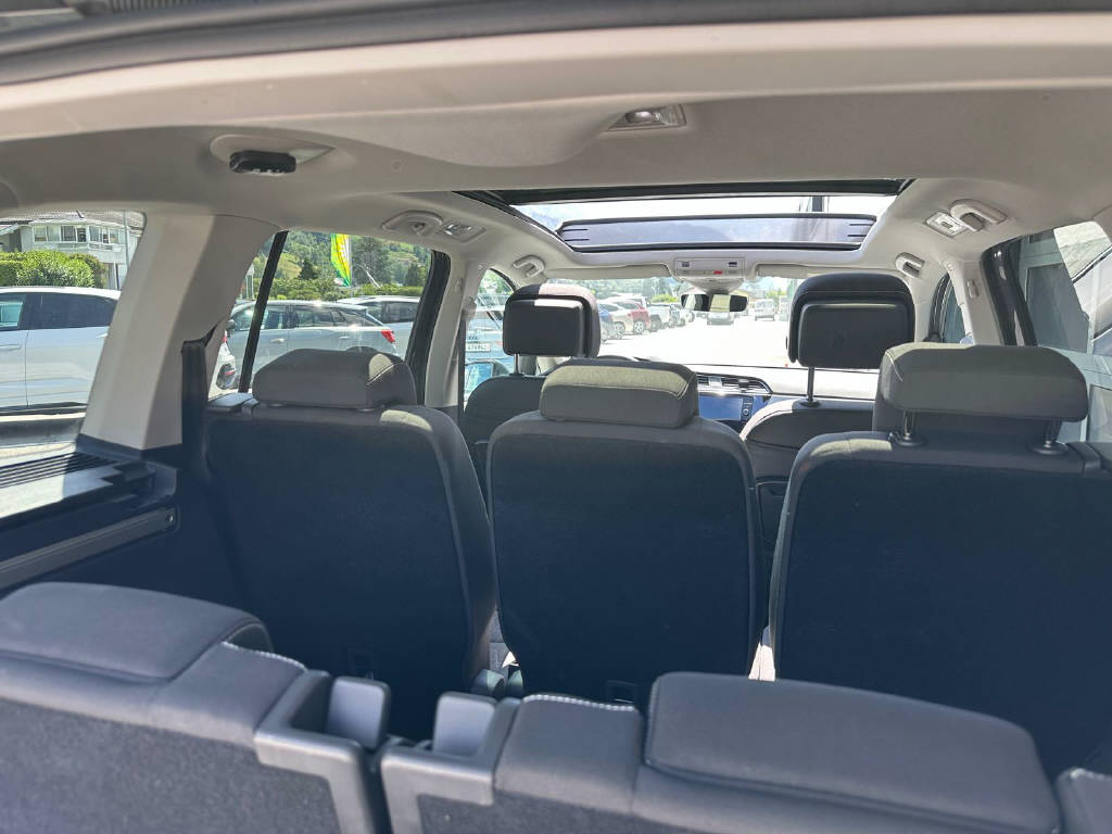 VW Touran 1.5 TSI R-Line DSG 7 Places-image-10