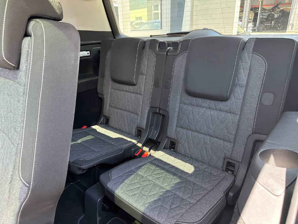 VW Touran 1.5 TSI R-Line DSG 7 Places-image-9