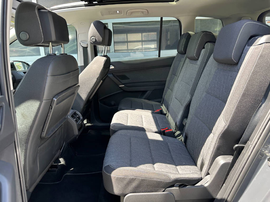 VW Touran 1.5 TSI R-Line DSG 7 Places-image-8