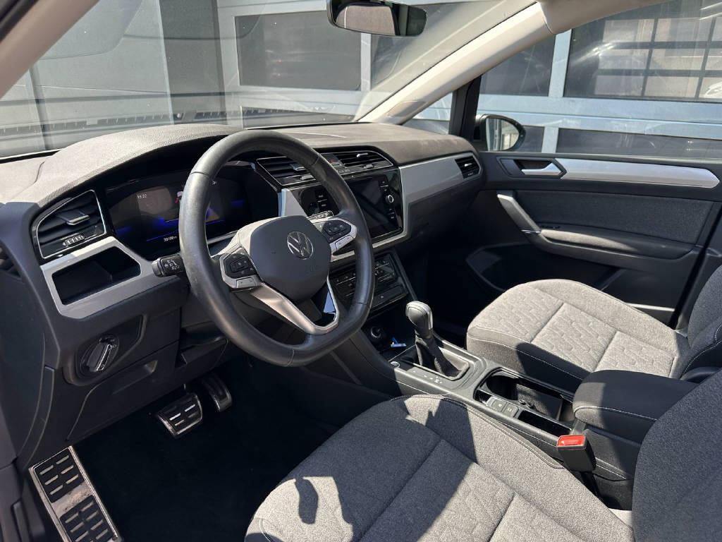 VW Touran 1.5 TSI R-Line DSG 7 Places-image-5