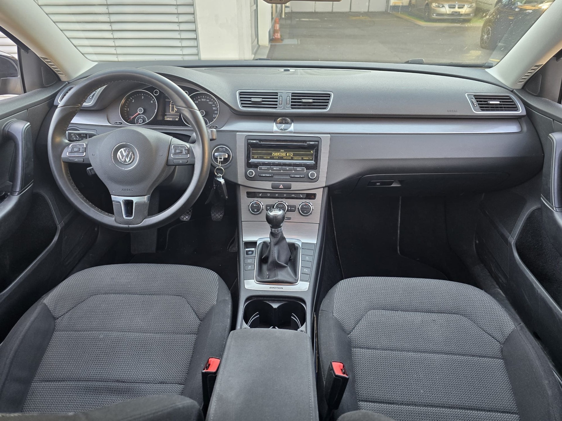 VW Passat Variant 2.0 TDI BMT Trendline 4M-image-12
