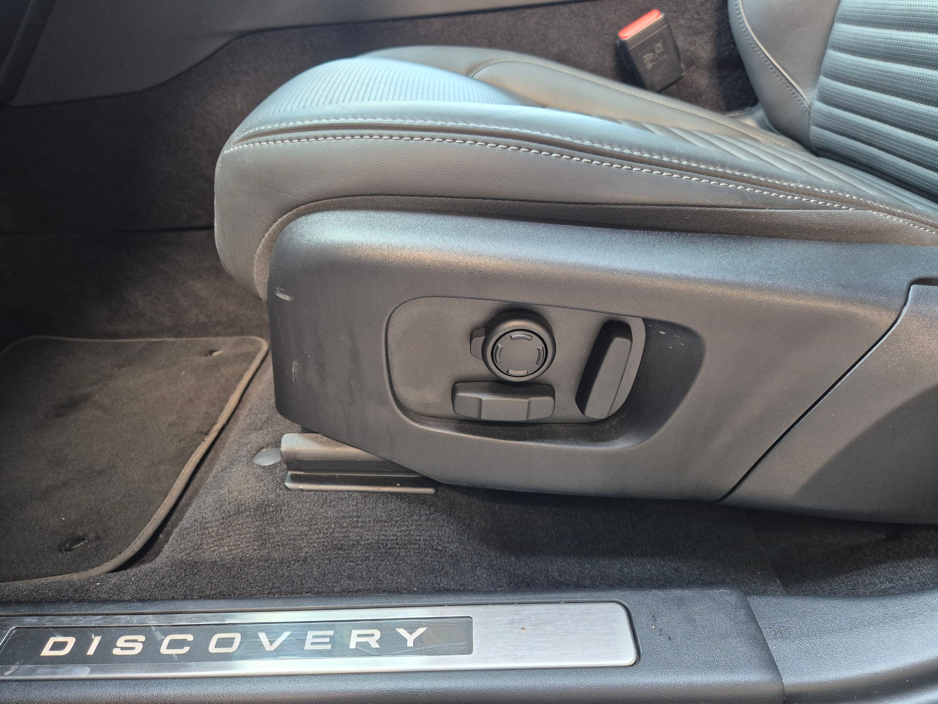 LAND ROVER Discovery Sport D200 2.0D TD4 MHEV HSE AT9-image-12
