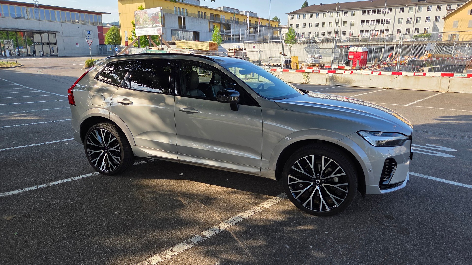 VOLVO 2.0 T6 TE R-Design eAWD-image-2