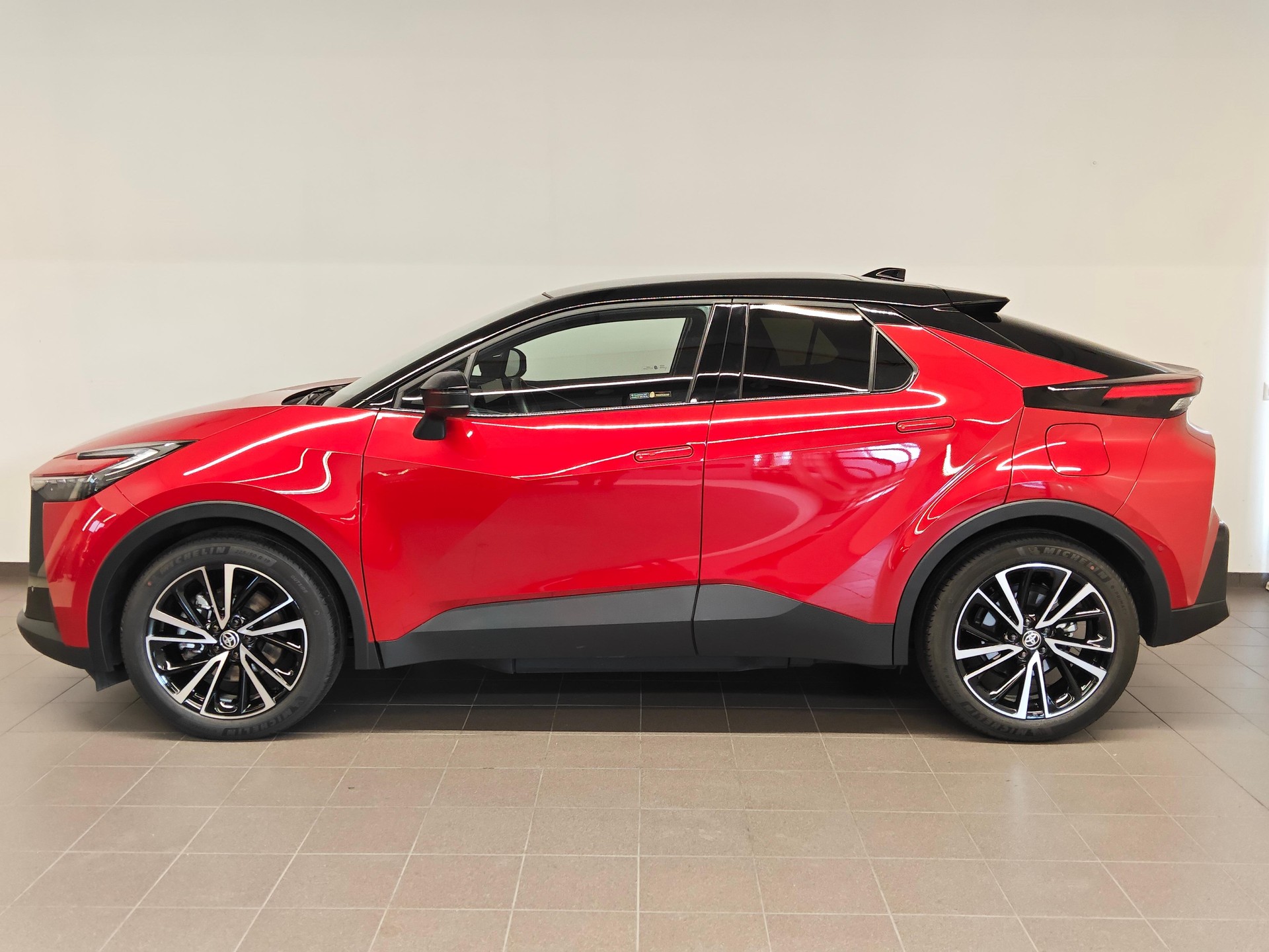 TOYOTA C-HR 2.0 PHEV Style - Ruote invernali & Servizi inclusi-image-2