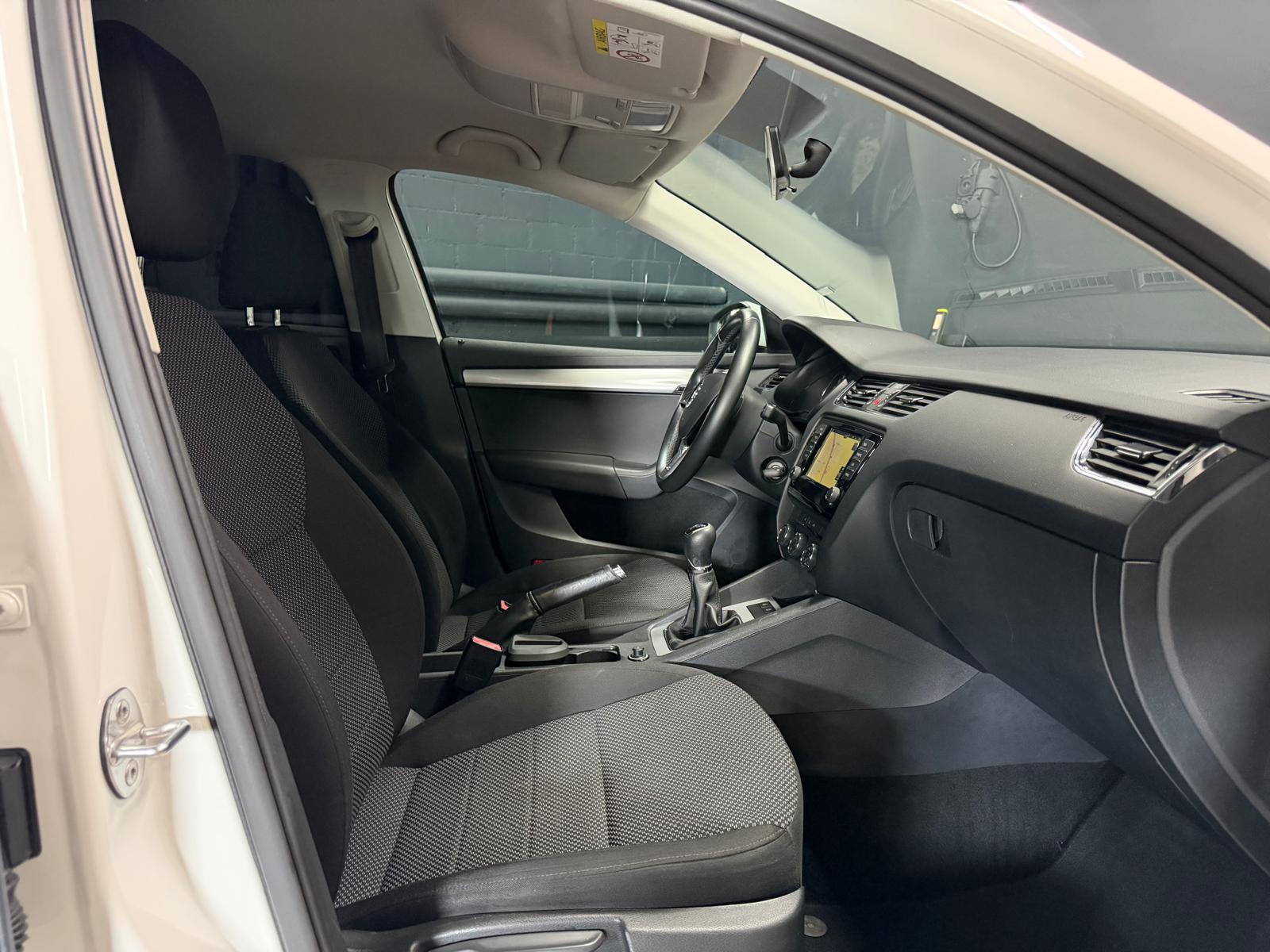 SKODA Octavia Combi 1.6 TDI Ambition White Edition Frisch ab MFK & Frisch ab Service-image-12