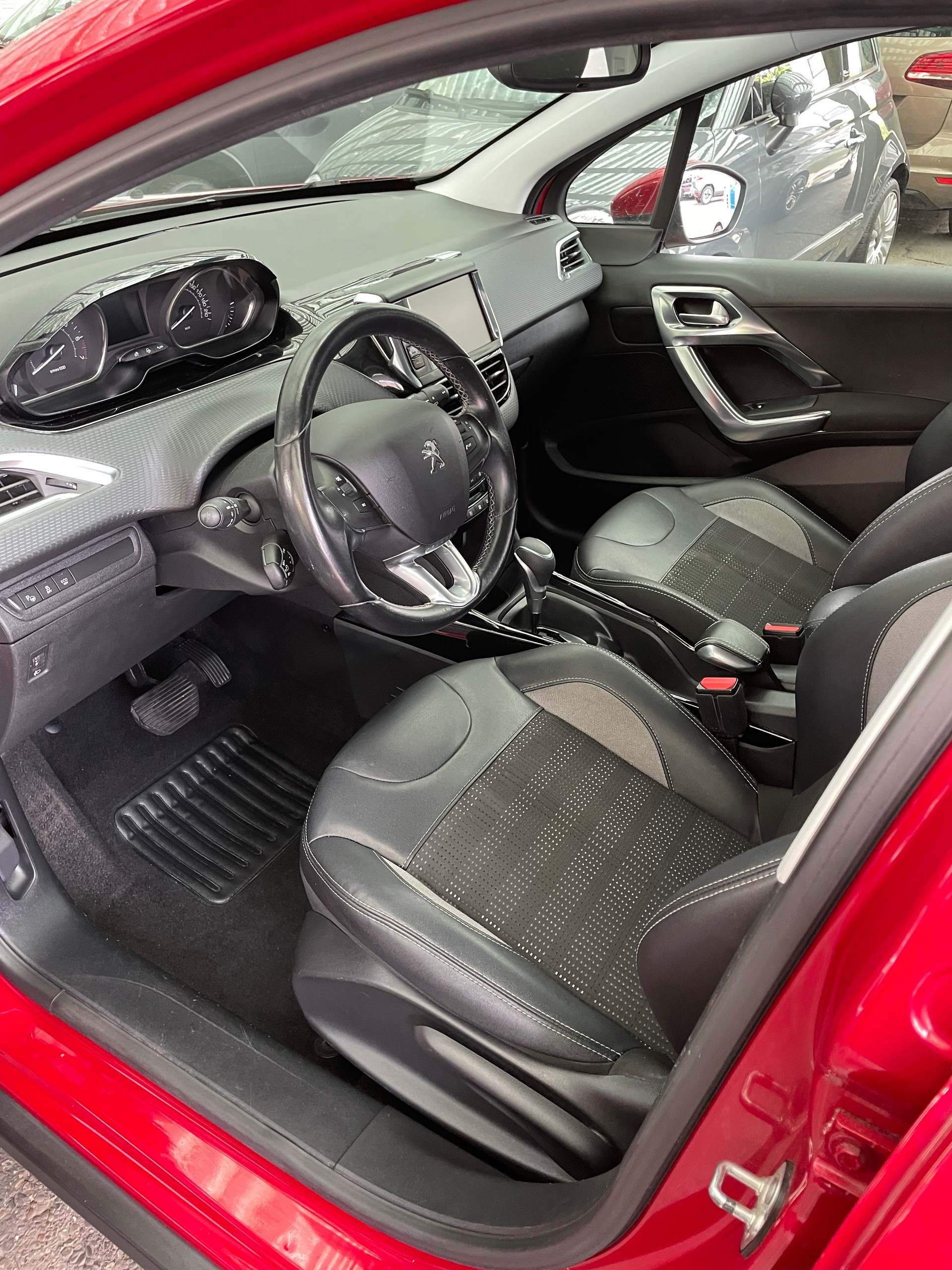 PEUGEOT 2008 1.2 PureTech Allure EAT6-image-6