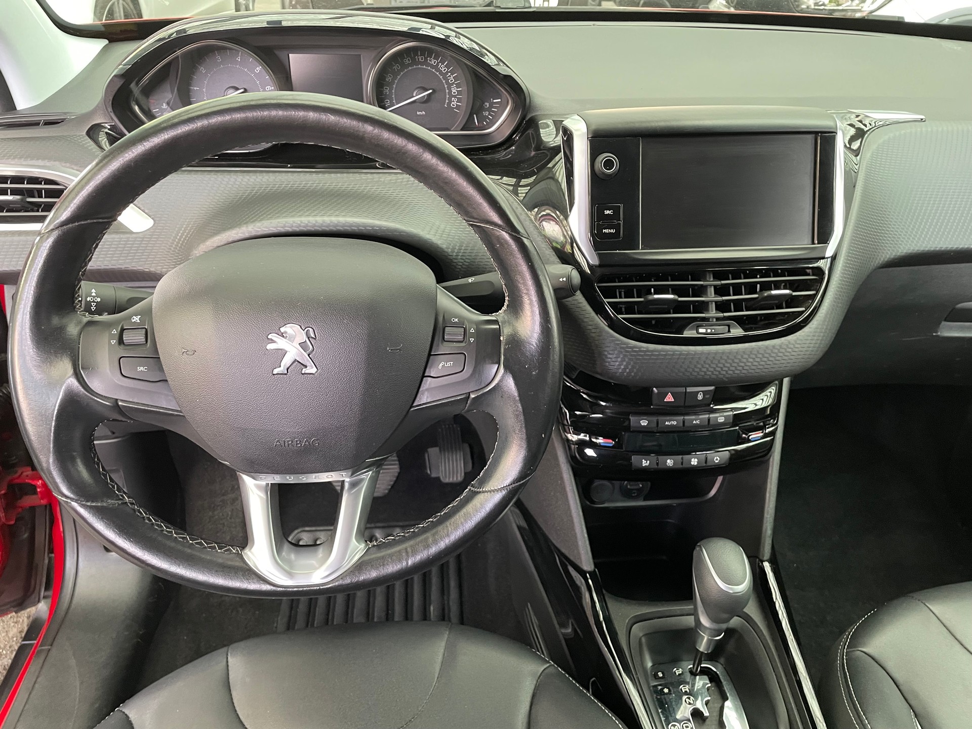 PEUGEOT 2008 1.2 PureTech Allure EAT6-image-9