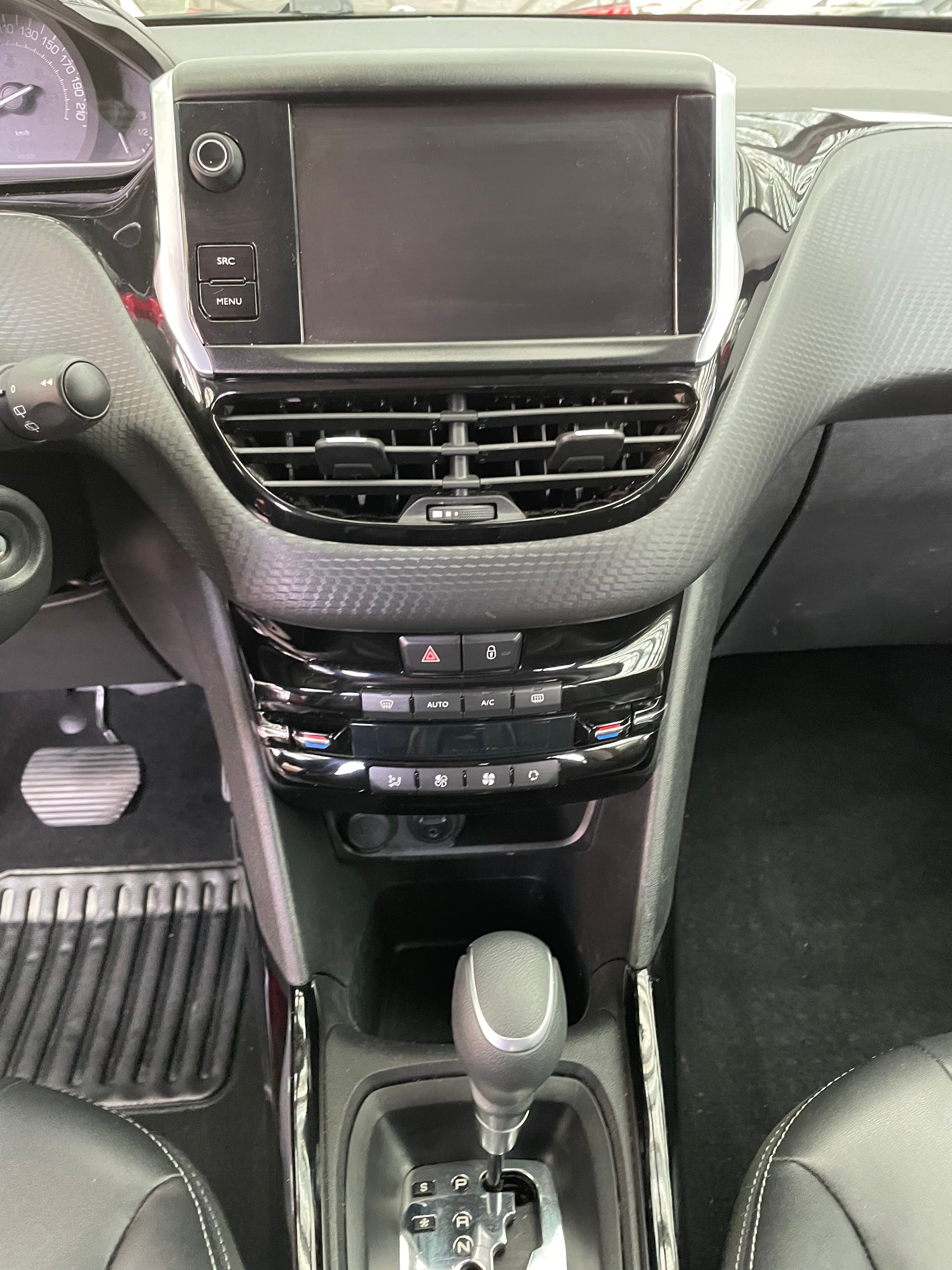 PEUGEOT 2008 1.2 PureTech Allure EAT6-image-10