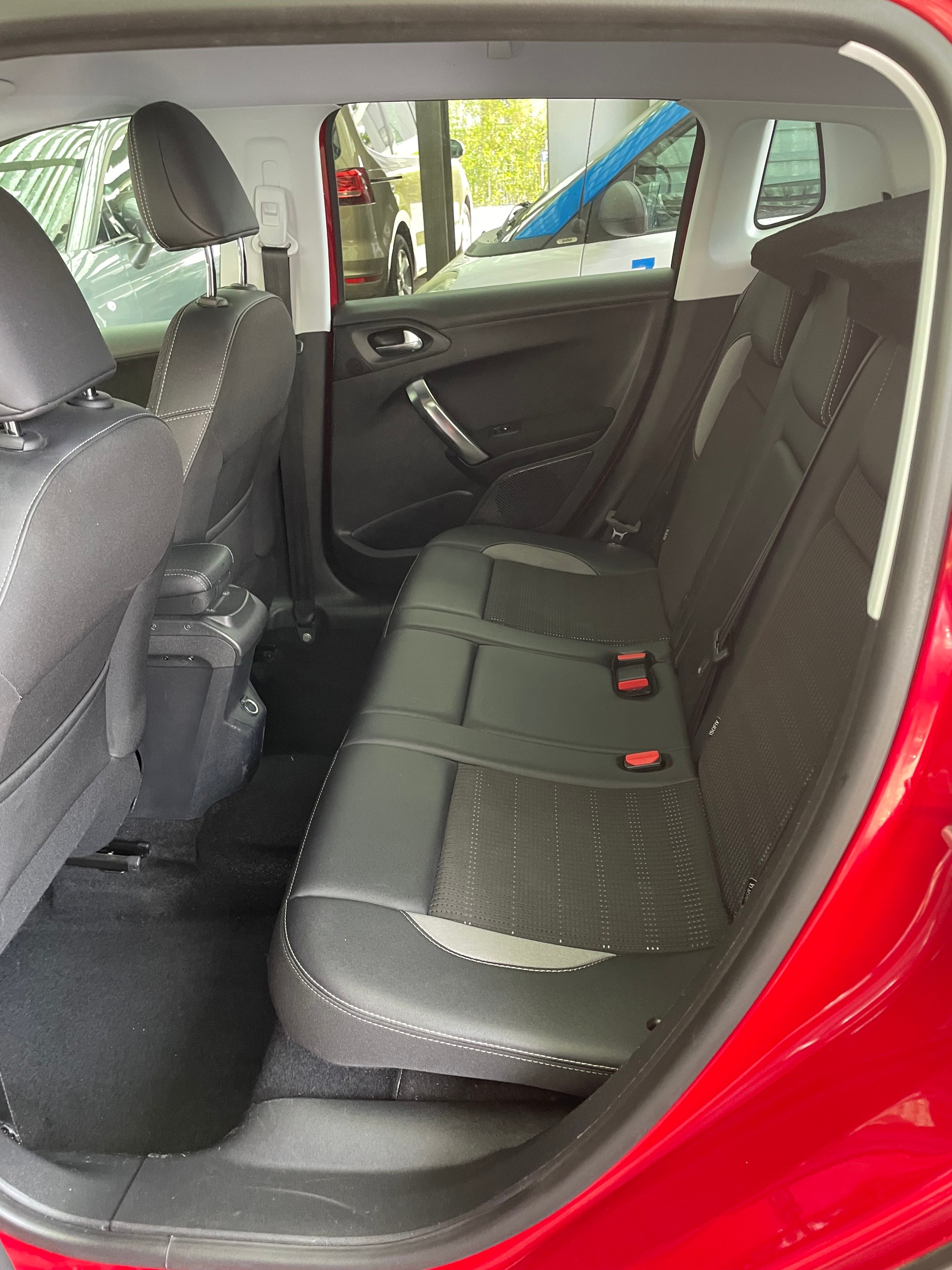 PEUGEOT 2008 1.2 PureTech Allure EAT6-image-8