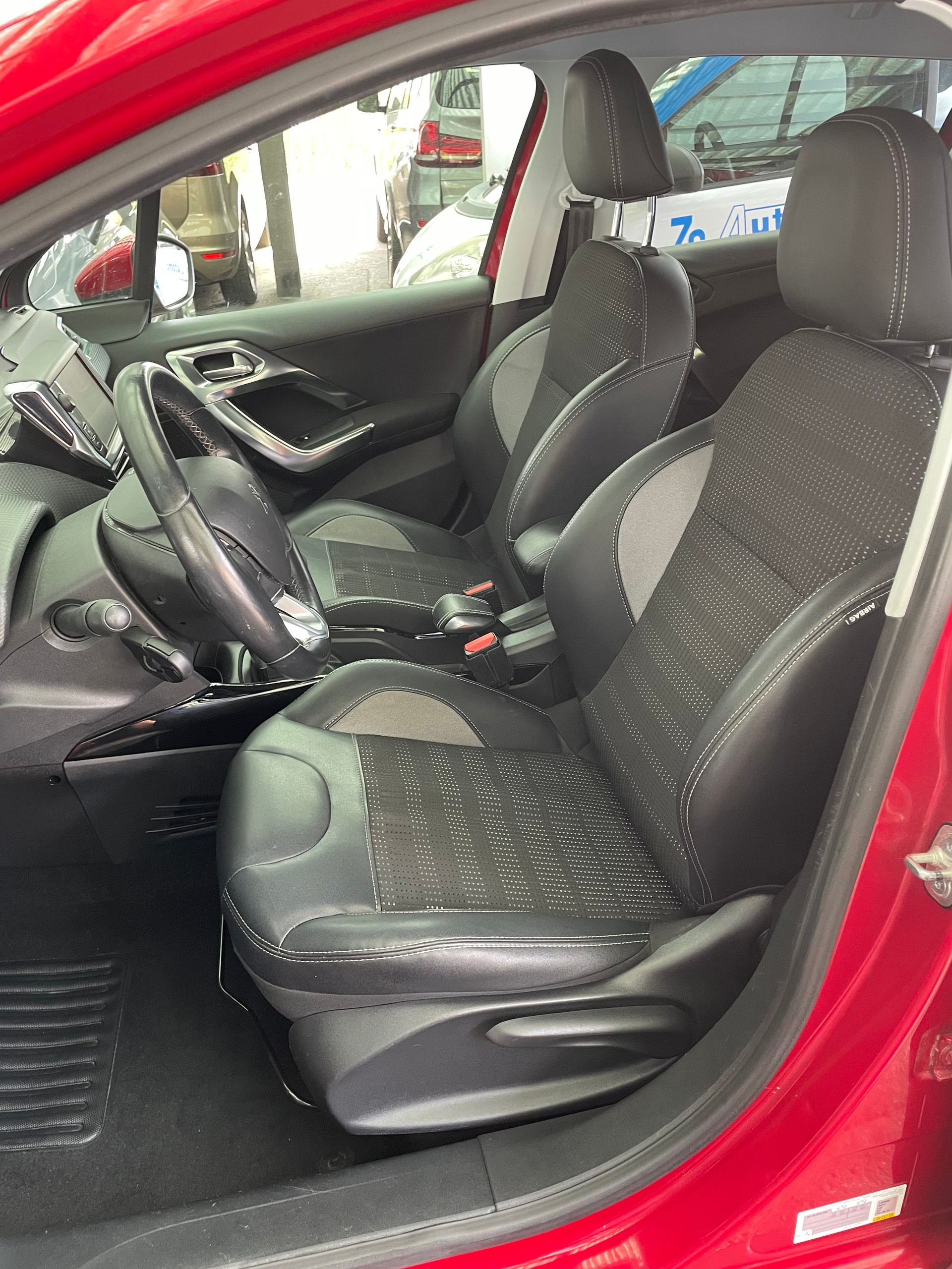 PEUGEOT 2008 1.2 PureTech Allure EAT6-image-7