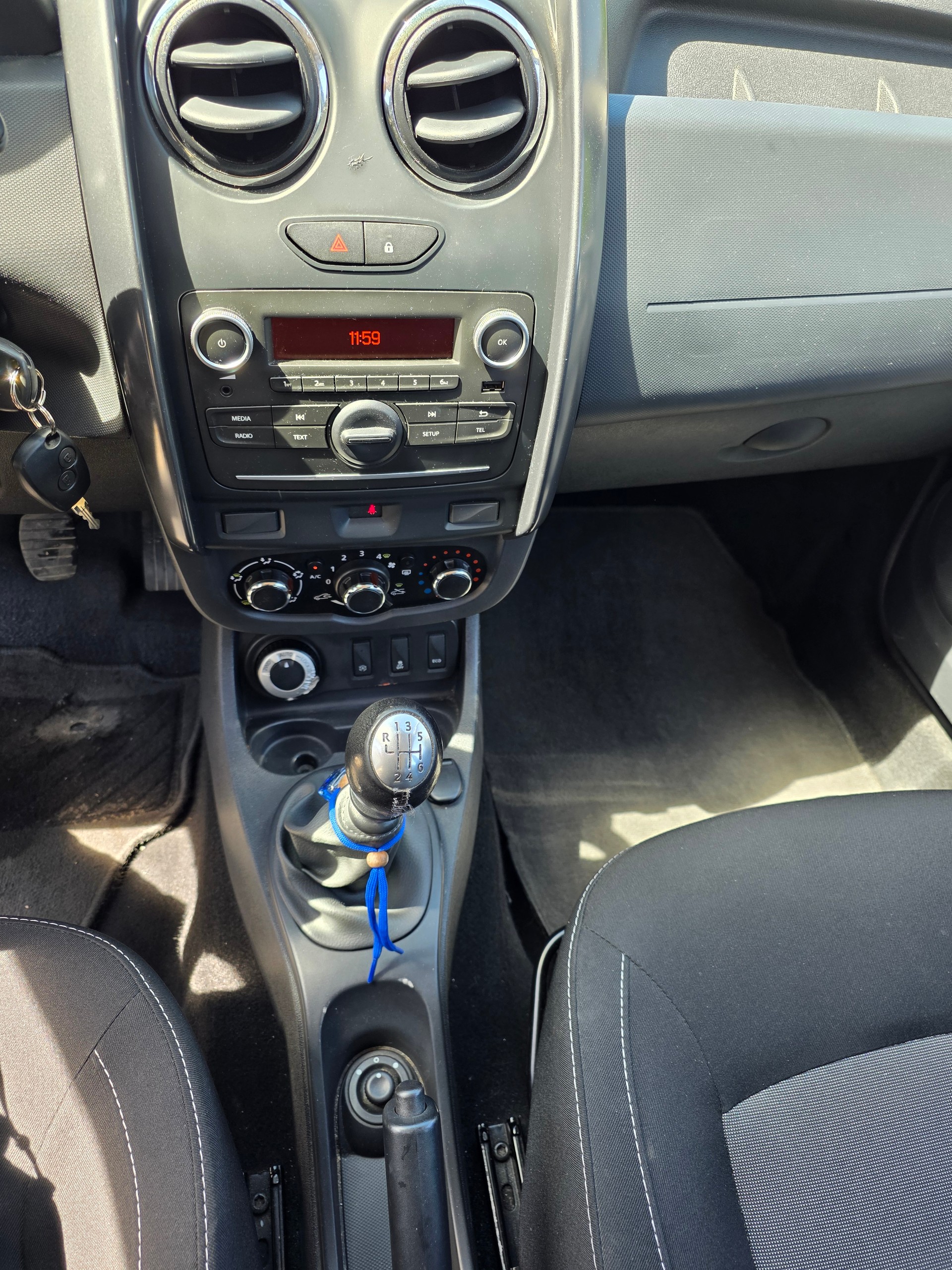 DACIA Duster 1.6 Lauréate 4x4-image-8