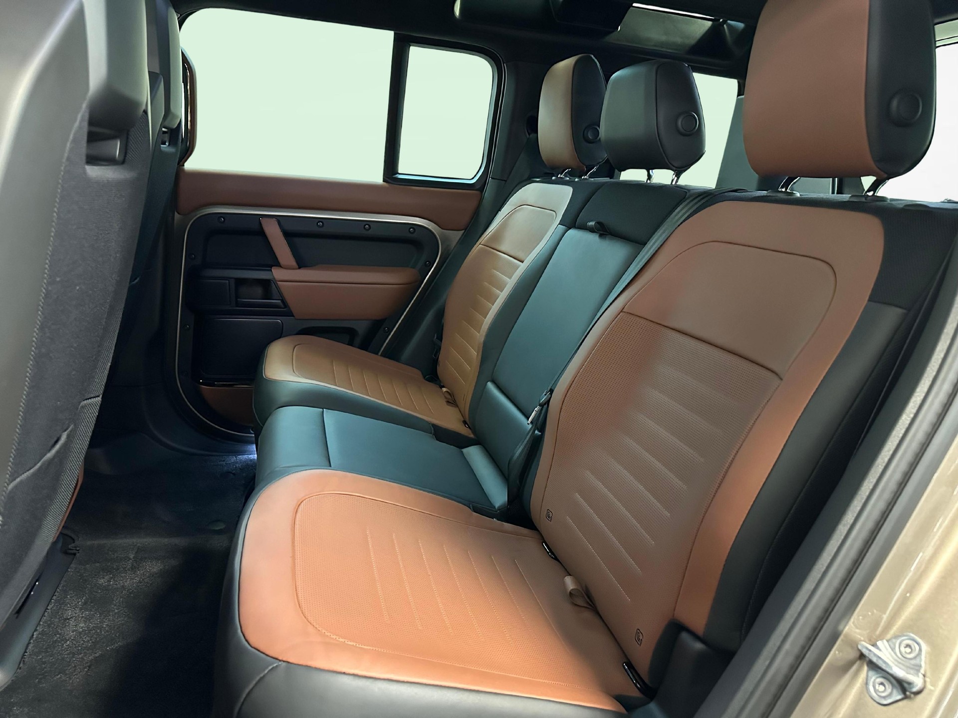 LAND ROVER Defender 110 4.4 V8 Octa-image-9