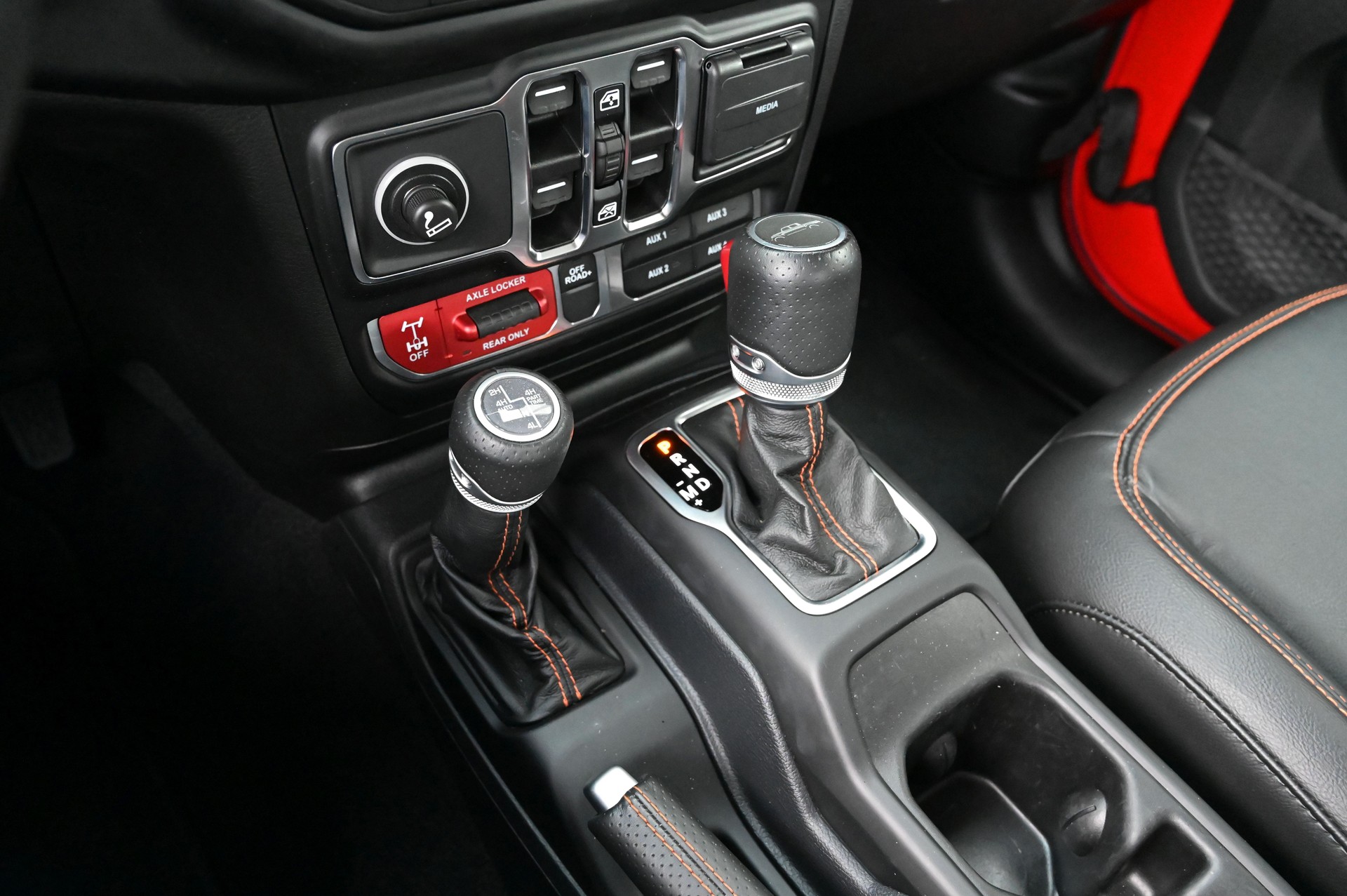 JEEP Gladiator 3.6 Sand Runner AWD-image-16