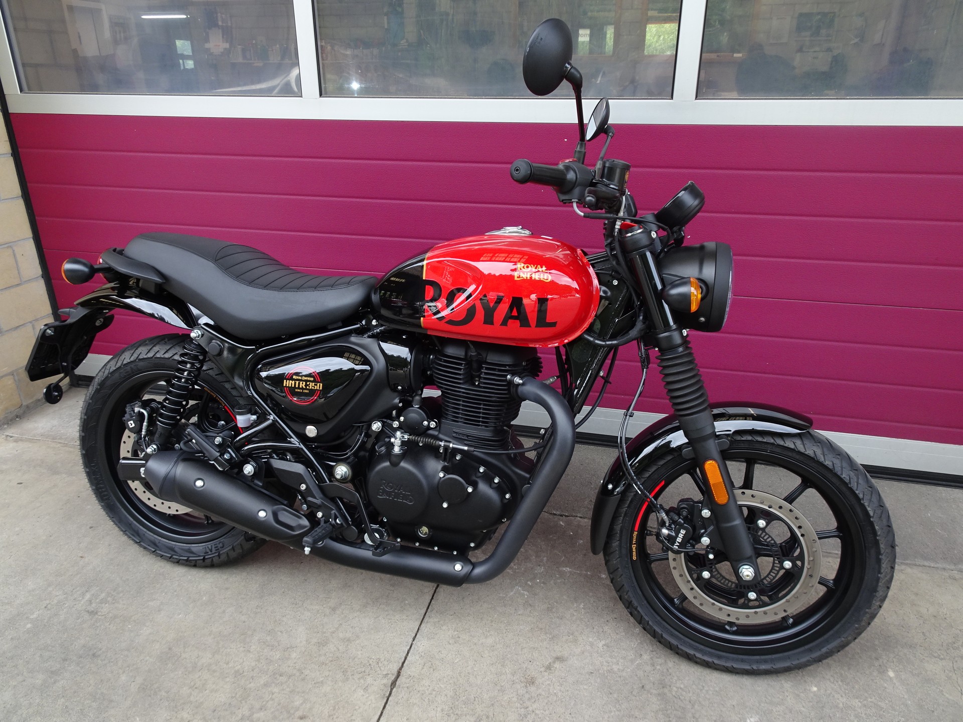 ROYAL ENFIELD Hntr 350 Rebel-showroom-element-2