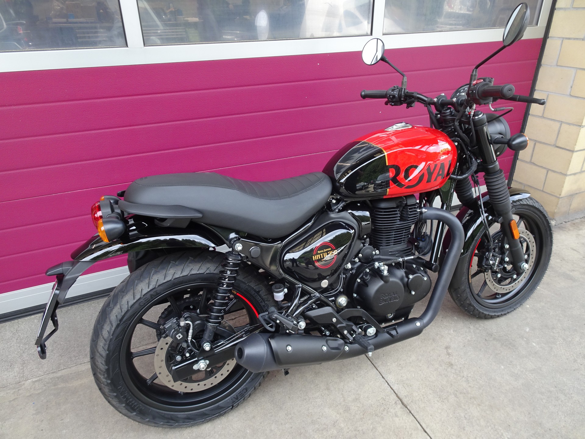 ROYAL ENFIELD Hntr 350 Rebel-showroom-element-3