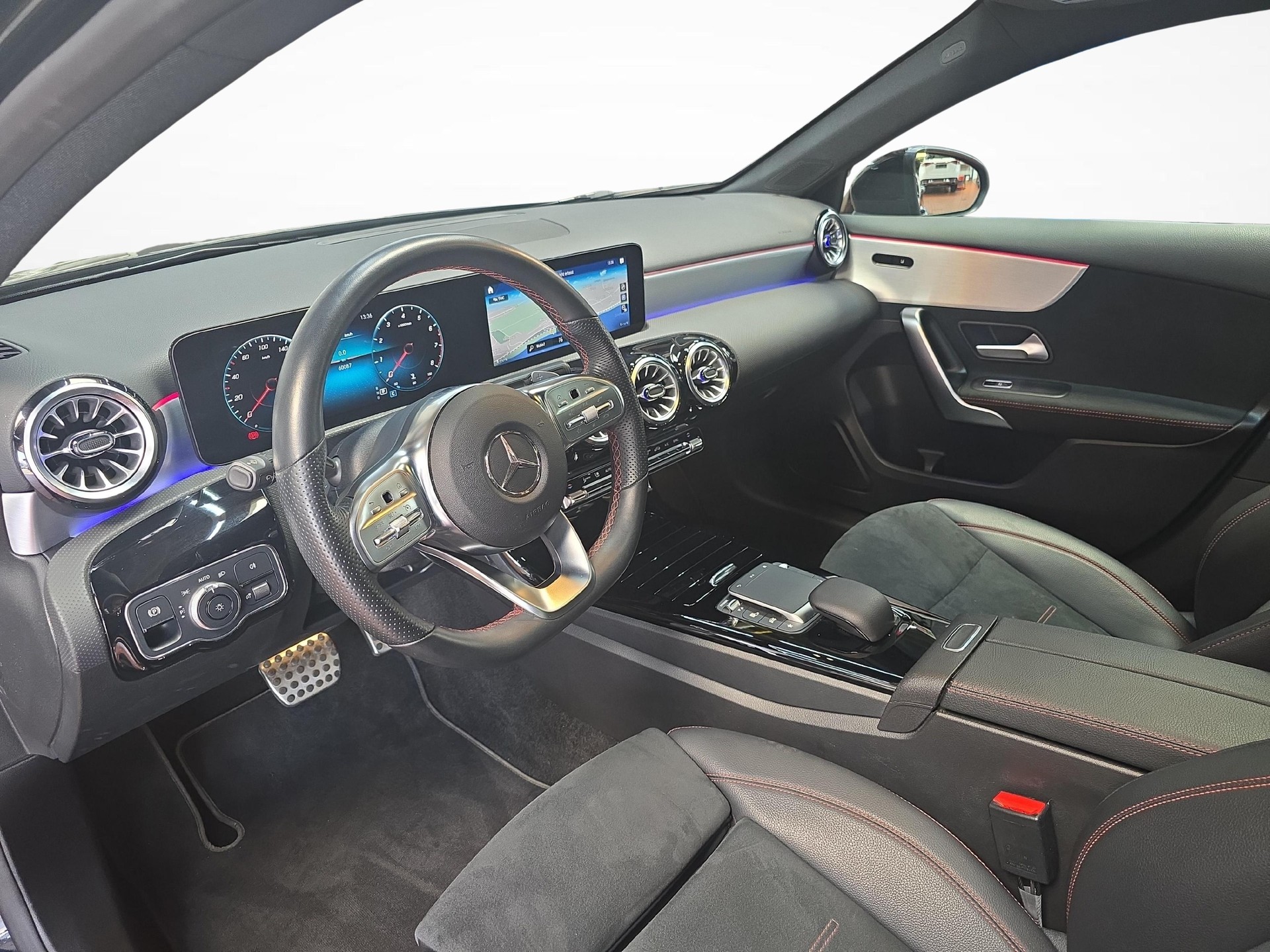 MERCEDES-BENZ A 200 AMG Line-image-4