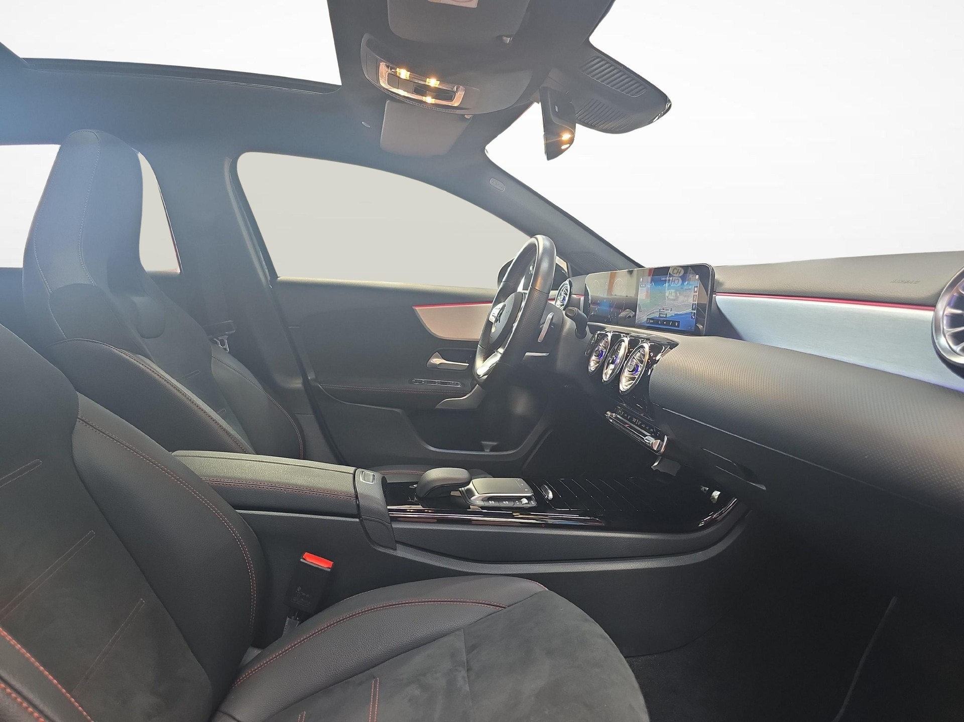 MERCEDES-BENZ A 200 AMG Line-image-6
