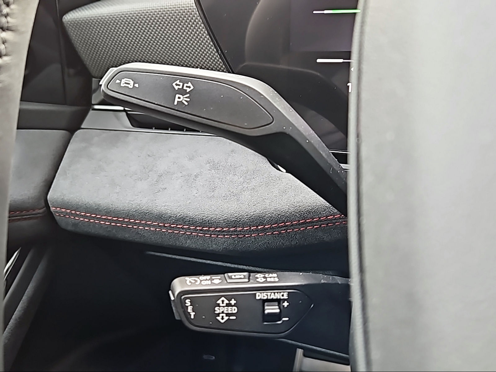 AUDI S6 Avant e-tron quattro Mythosschwarz Metallic-image-14