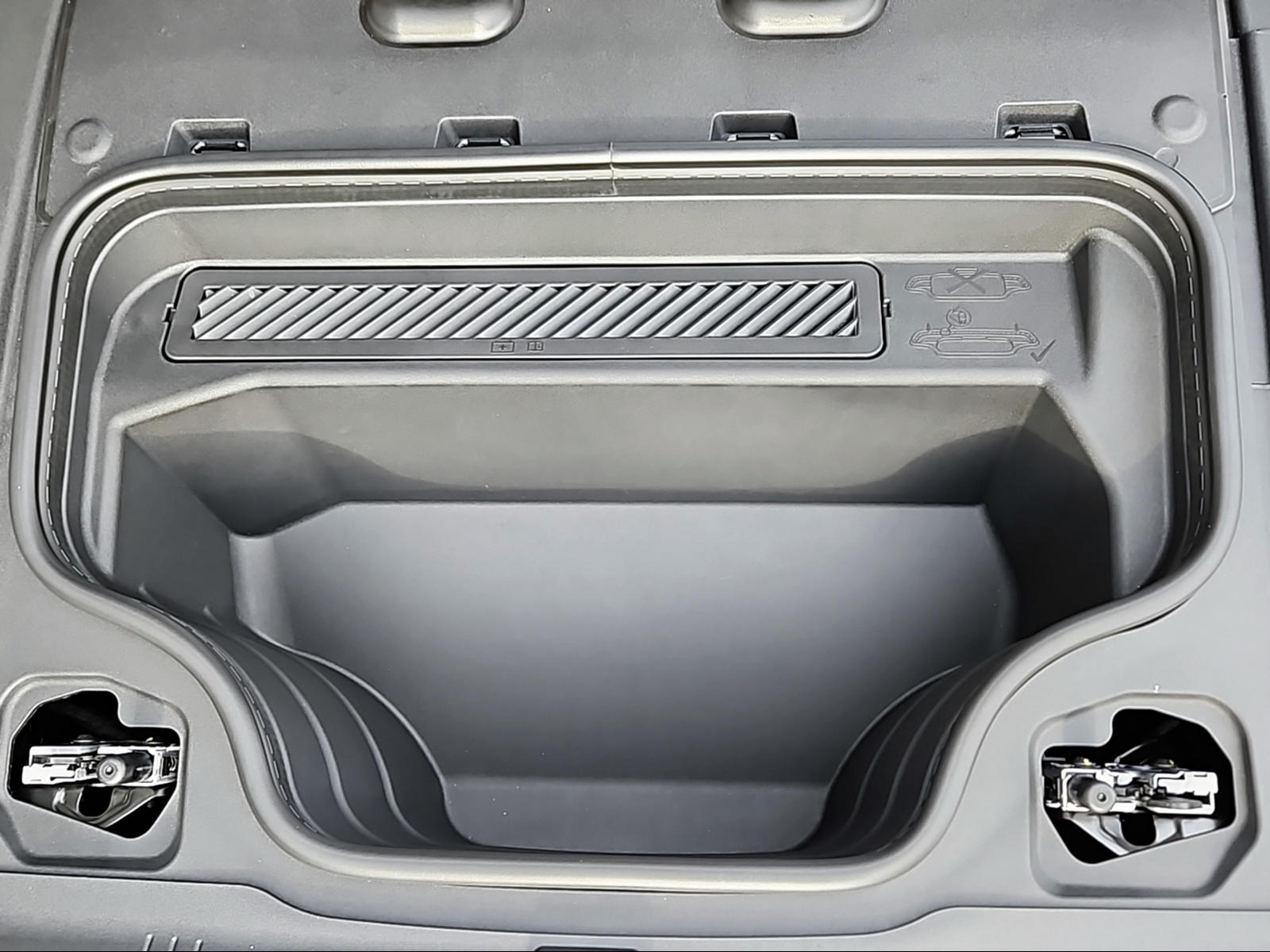 AUDI S6 Avant e-tron quattro Mythosschwarz Metallic-image-16