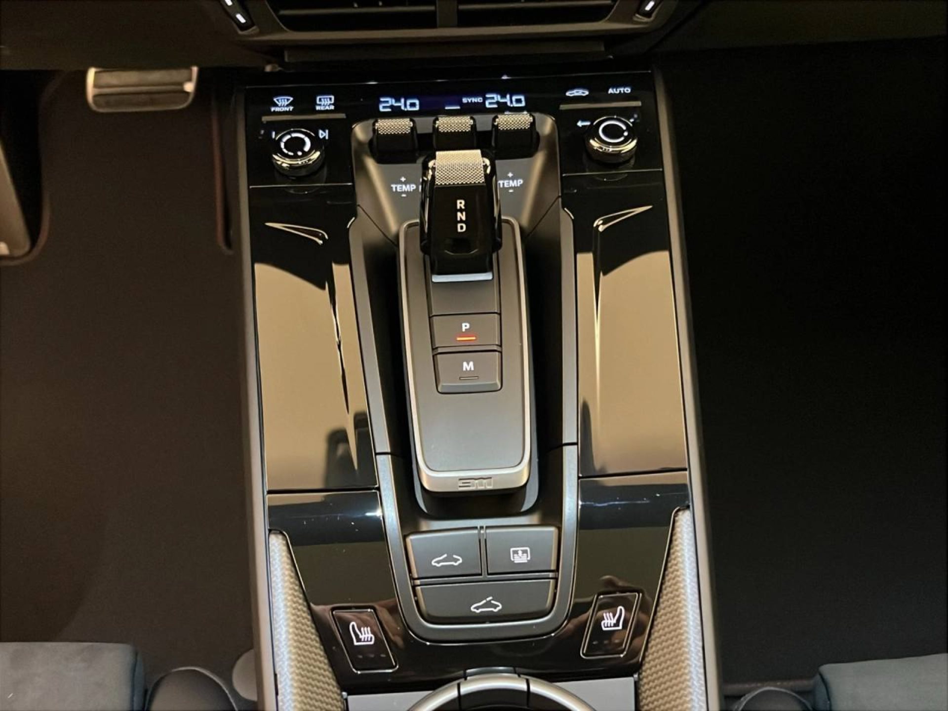 PORSCHE 911 Carrera GTS-image-12