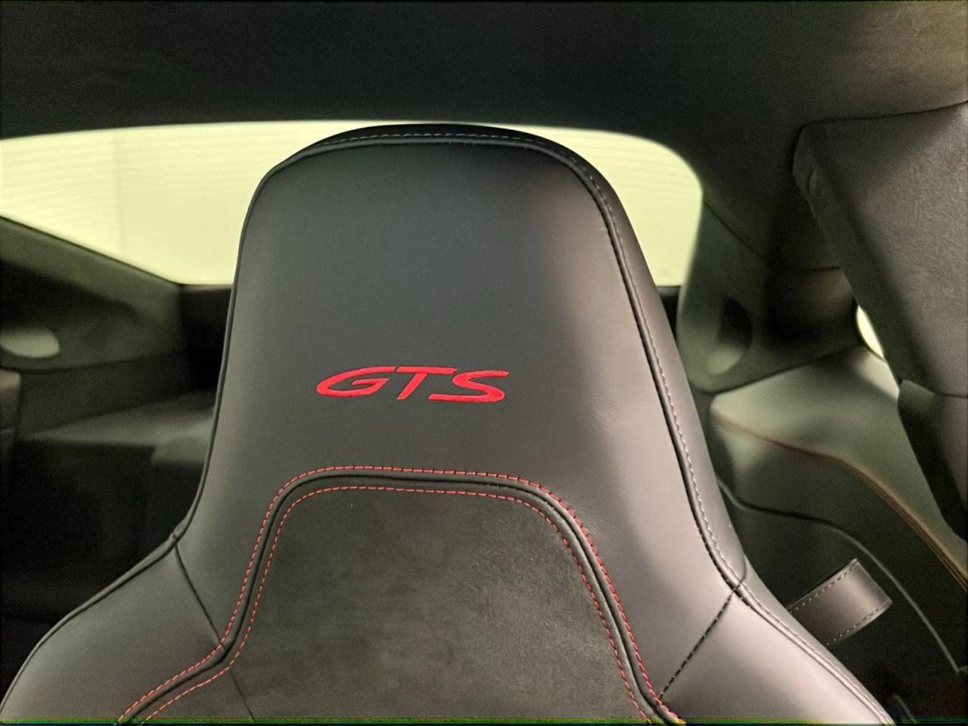 PORSCHE 911 Carrera GTS-image-10