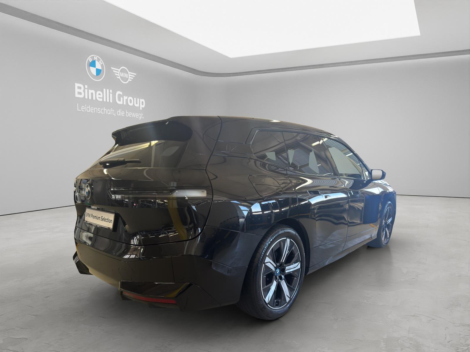 BMW iX xDrive40-image-17