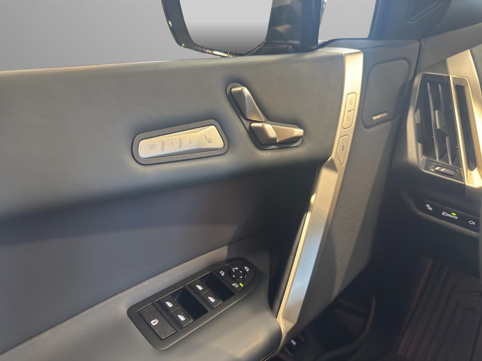 BMW iX xDrive40-image-8