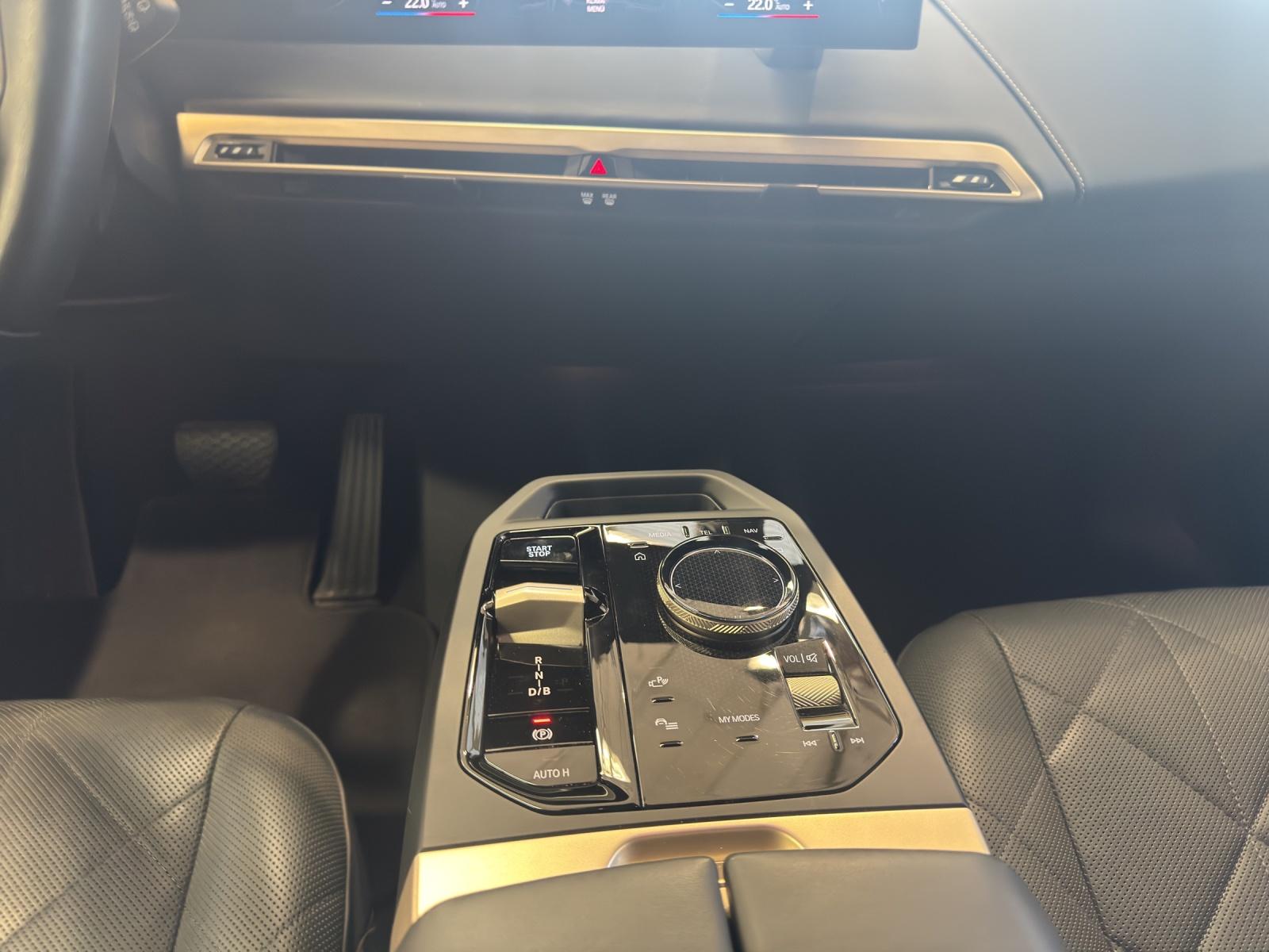 BMW iX xDrive40-image-12