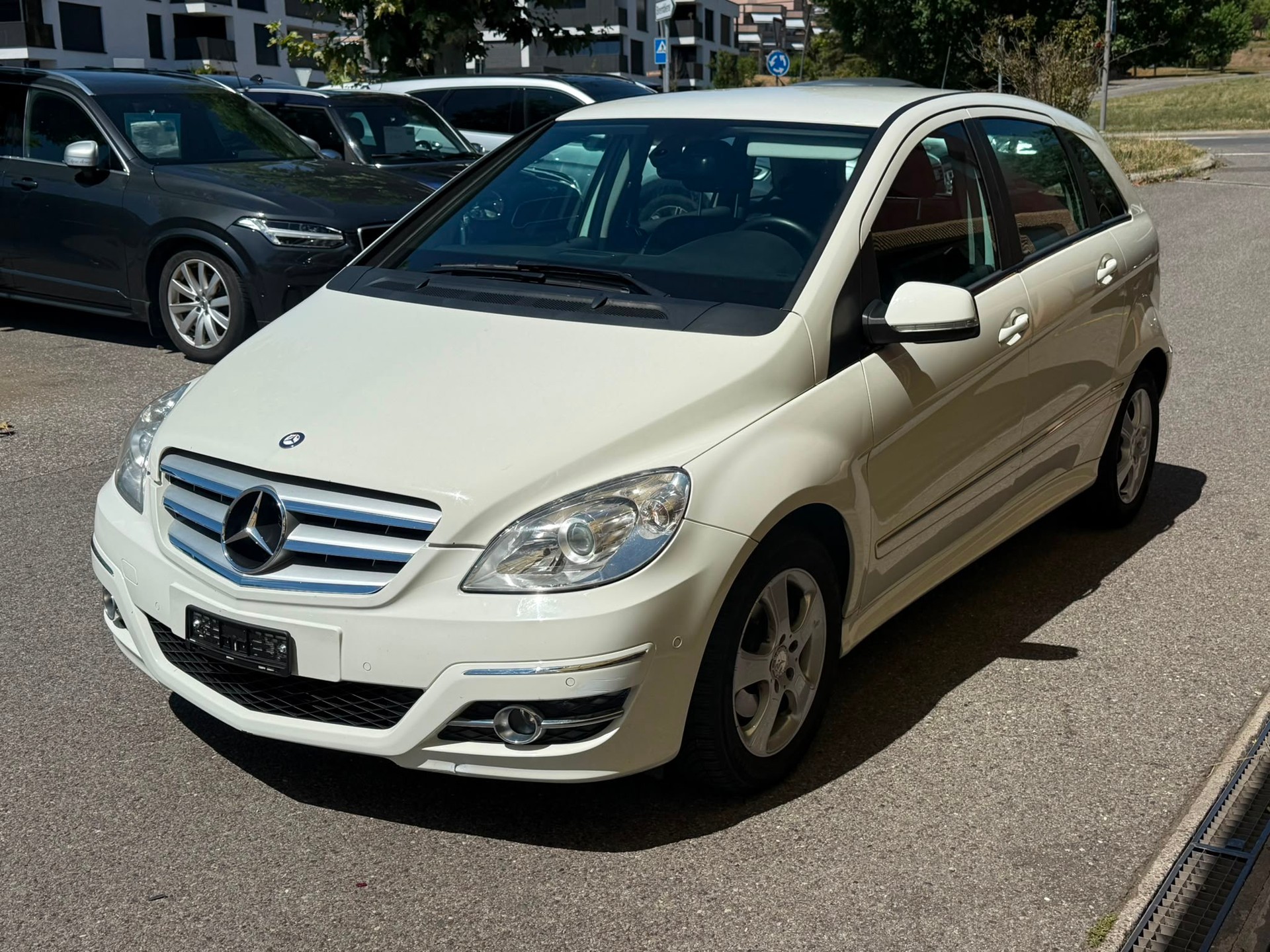 MERCEDES-BENZ B 200-image-1