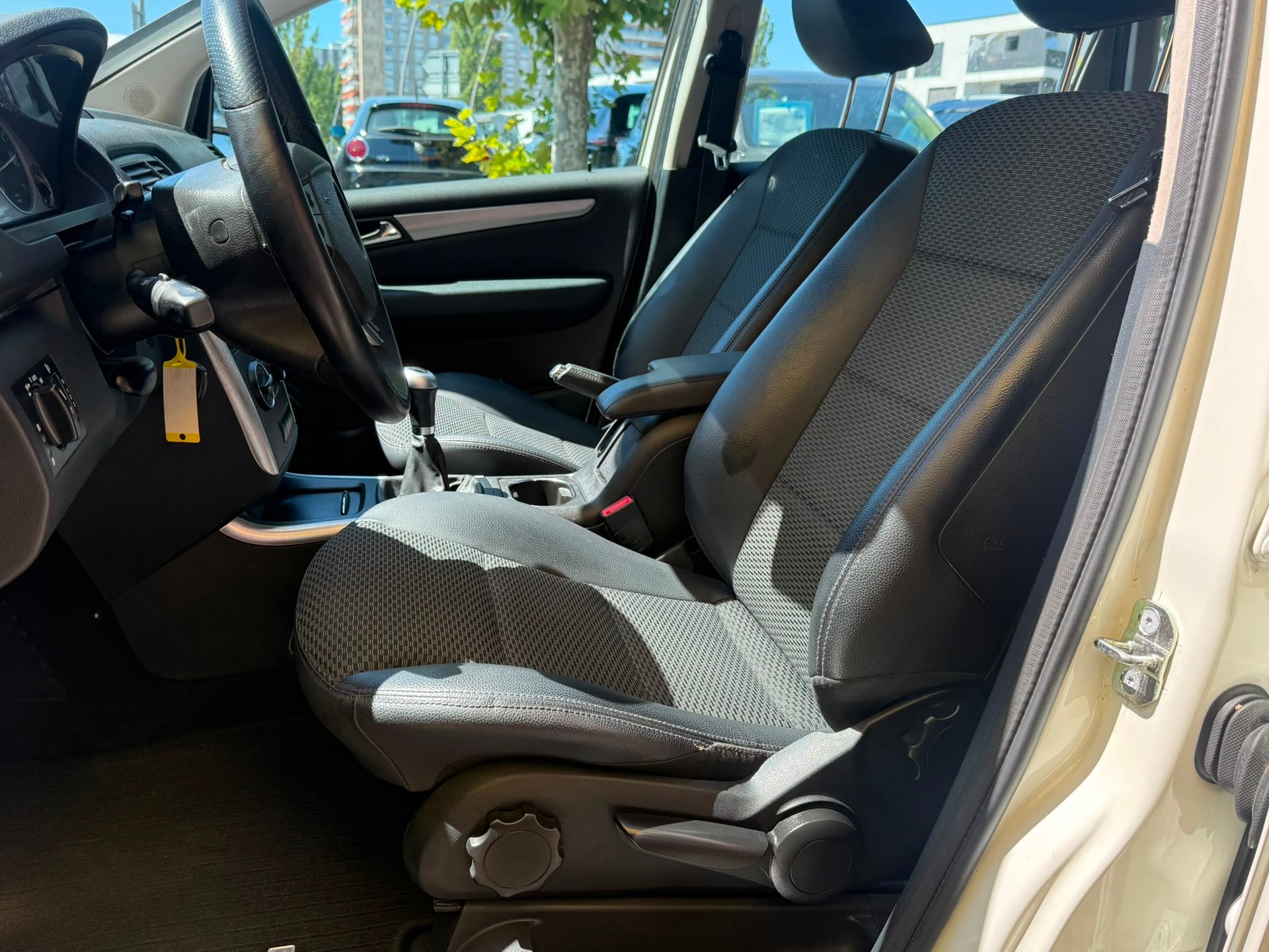 MERCEDES-BENZ B 200-image-11