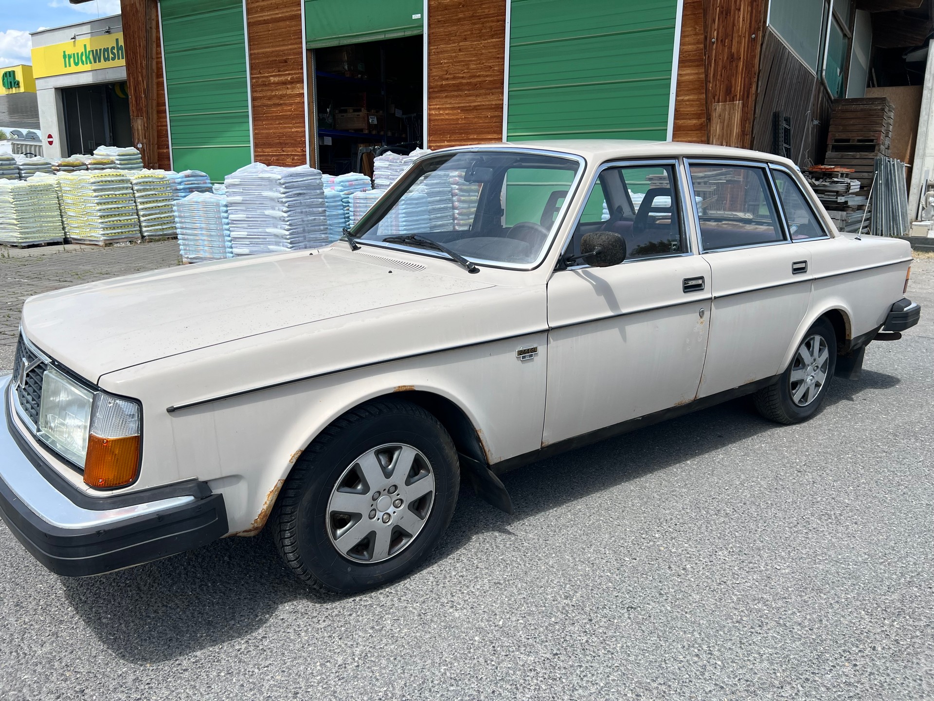 VOLVO 244-image-1