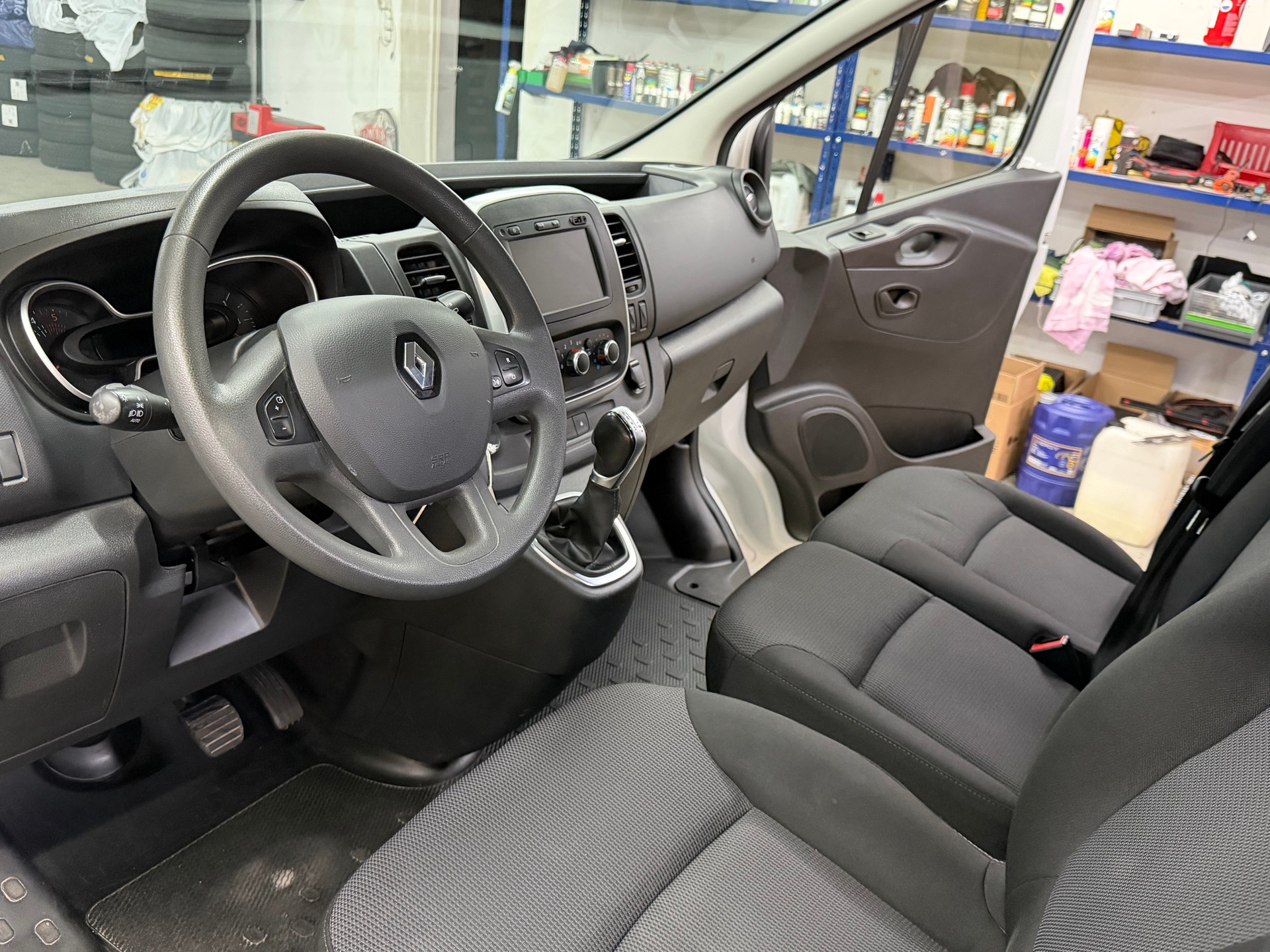 RENAULT Trafic 2.0 ENERGY dCi145 3.0t Business L1H1 A-image-8