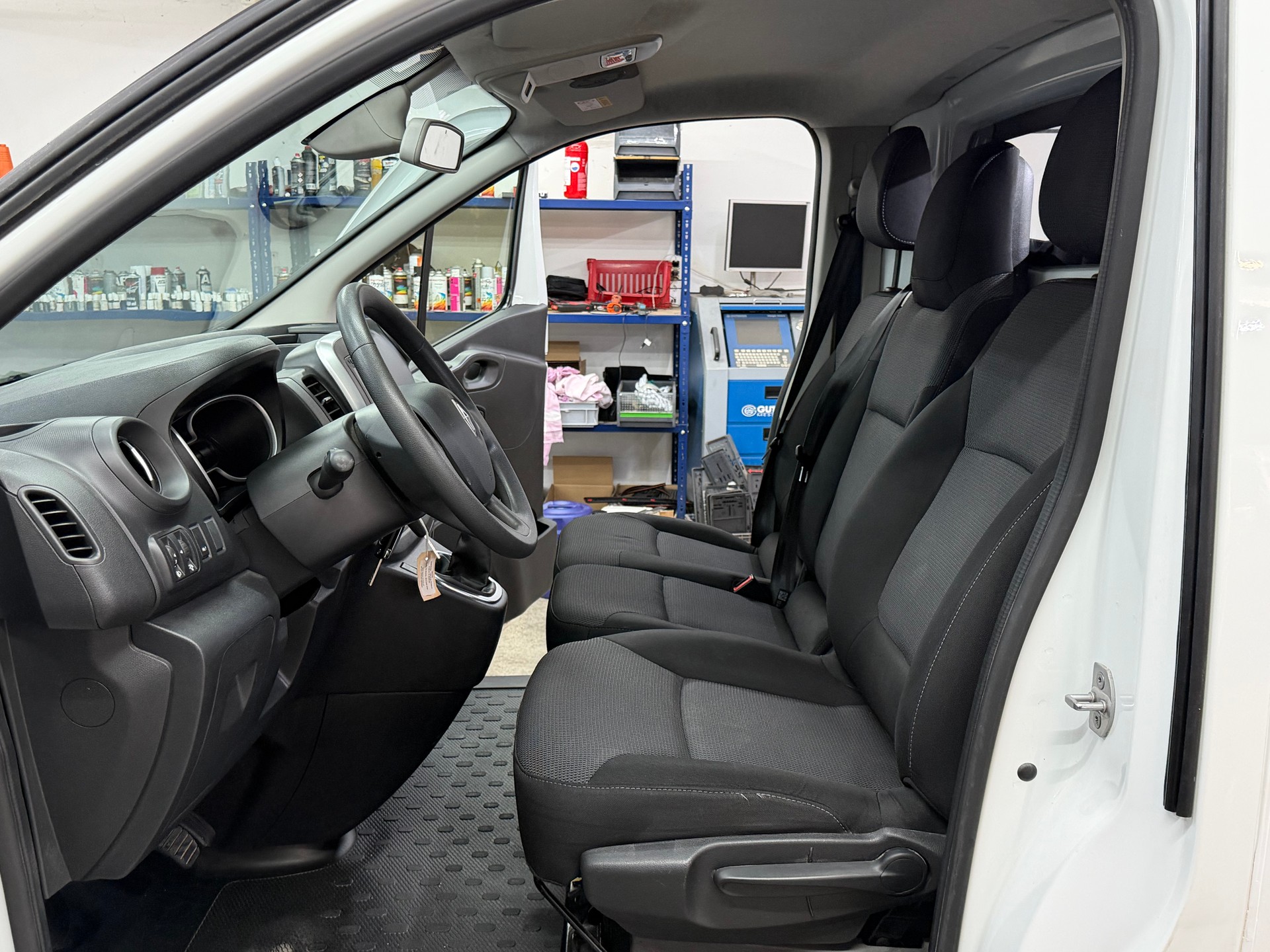 RENAULT Trafic 2.0 ENERGY dCi145 3.0t Business L1H1 A-image-7